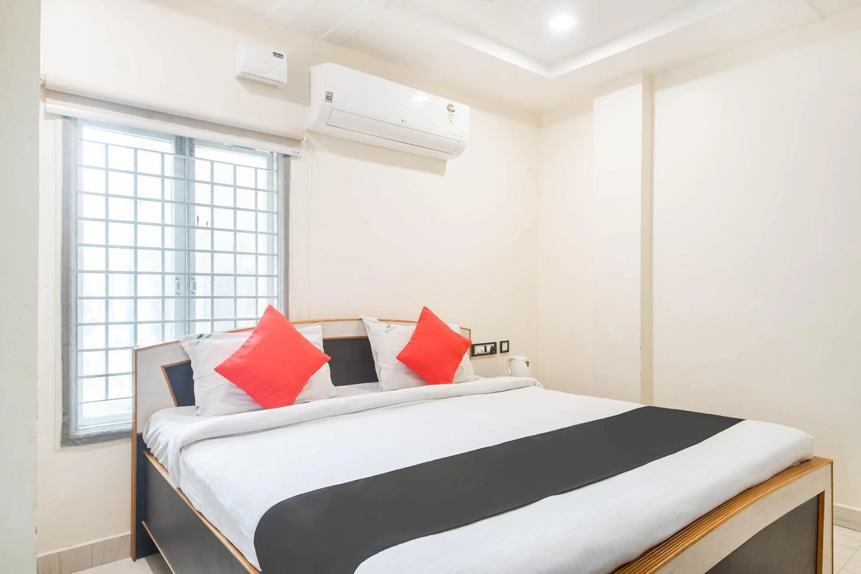 Bedroom, Bed in Capital O Aditya Grand