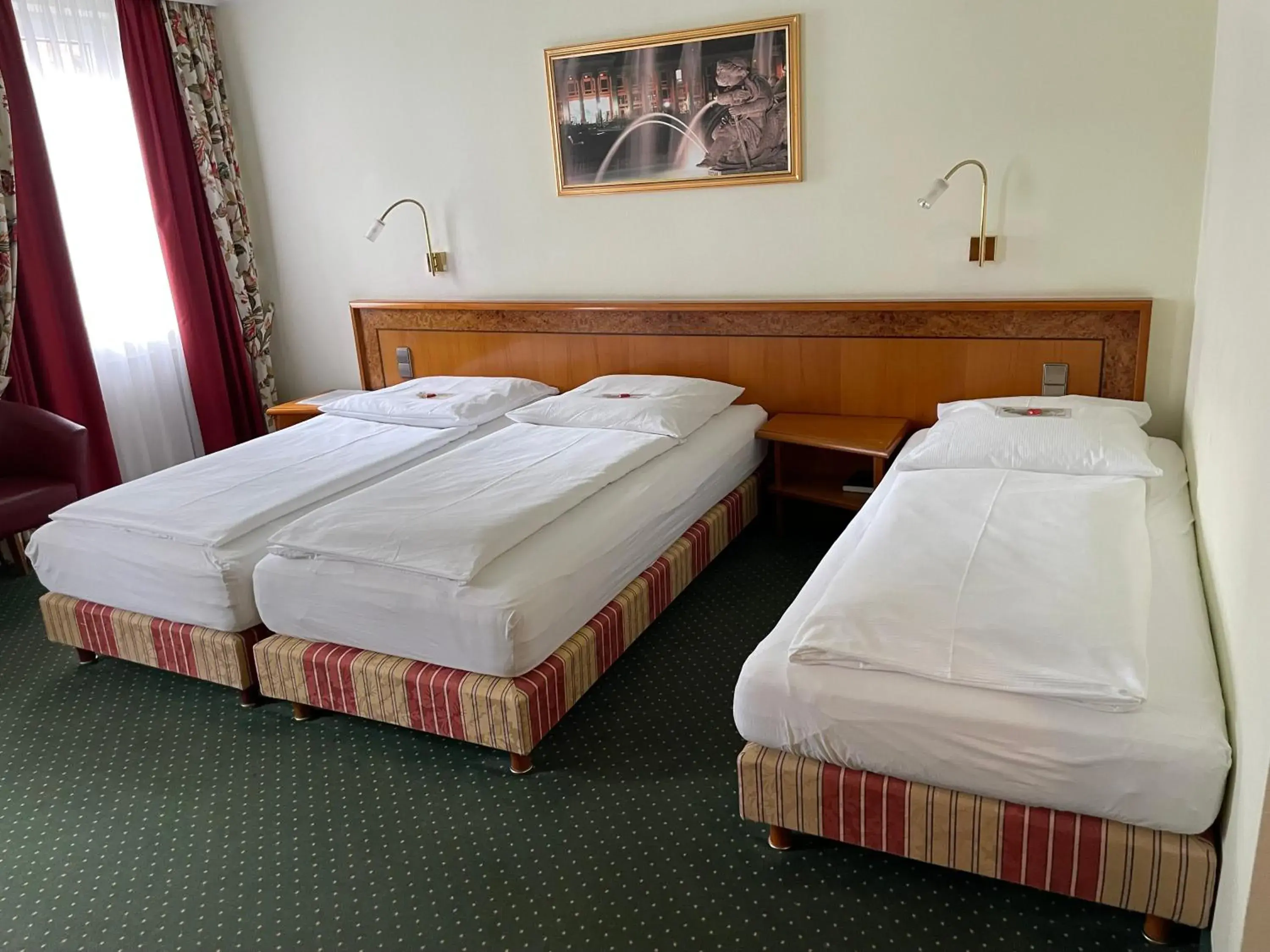 Comfort Triple Room in Hotel Ochsen Stuttgart Comfort Triple Room in Hotel Ochsen Stuttgart