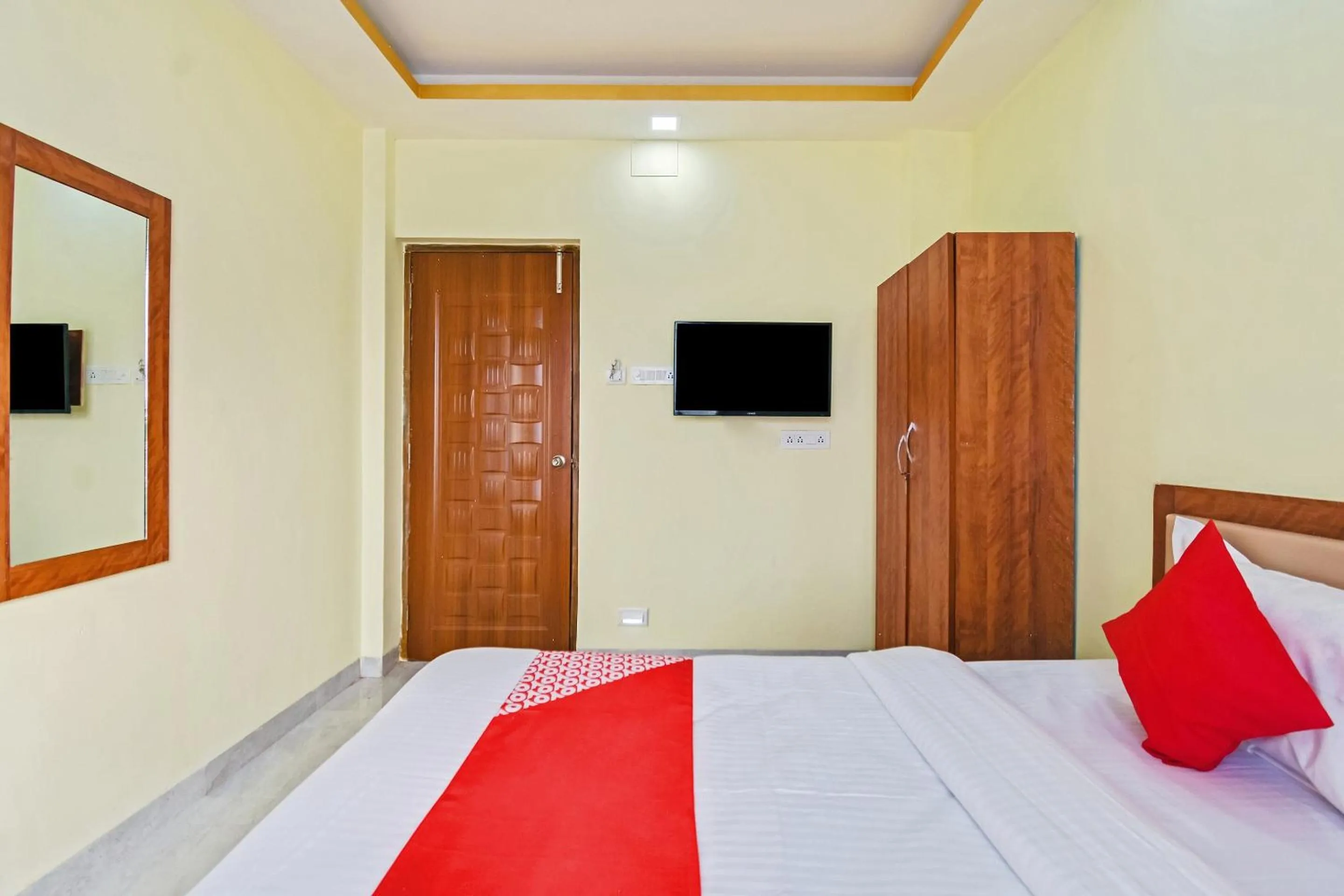 Bedroom, Bed in Hotel O Om Shanti Palace