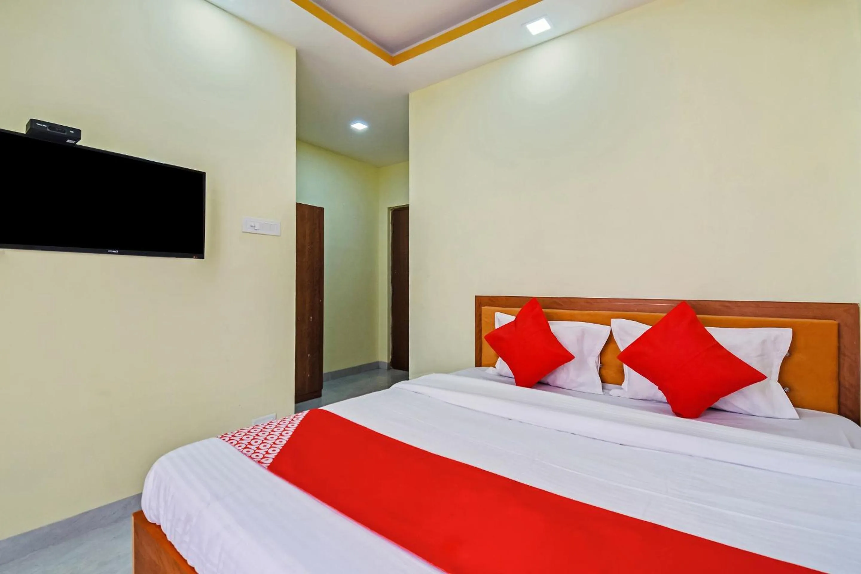 Bedroom, Bed in Hotel O Om Shanti Palace