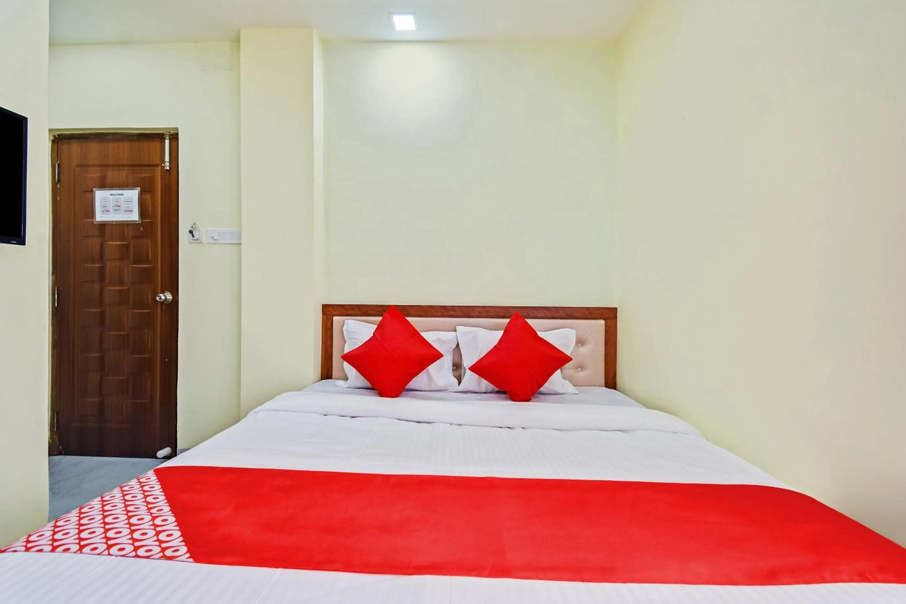 Bedroom, Bed in Hotel O Om Shanti Palace