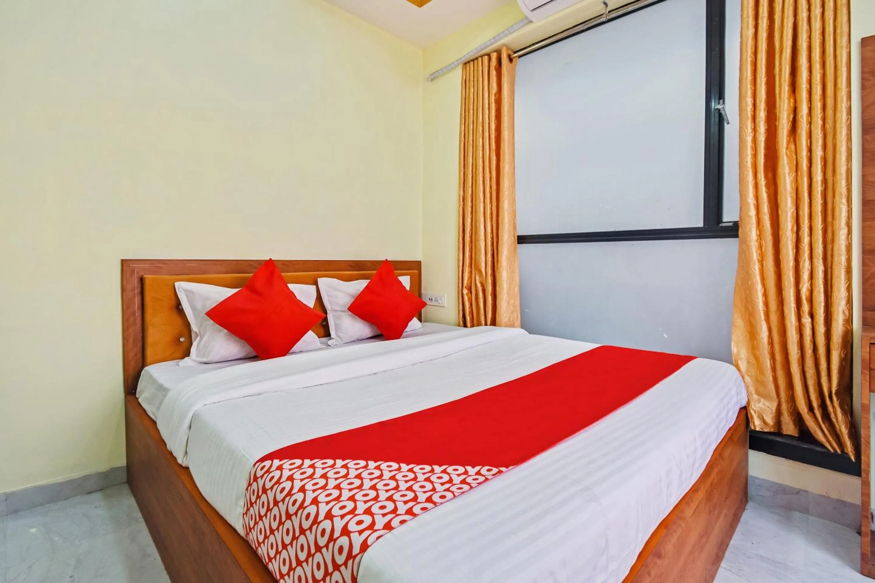 Facade/entrance, Bed in Hotel O Om Shanti Palace