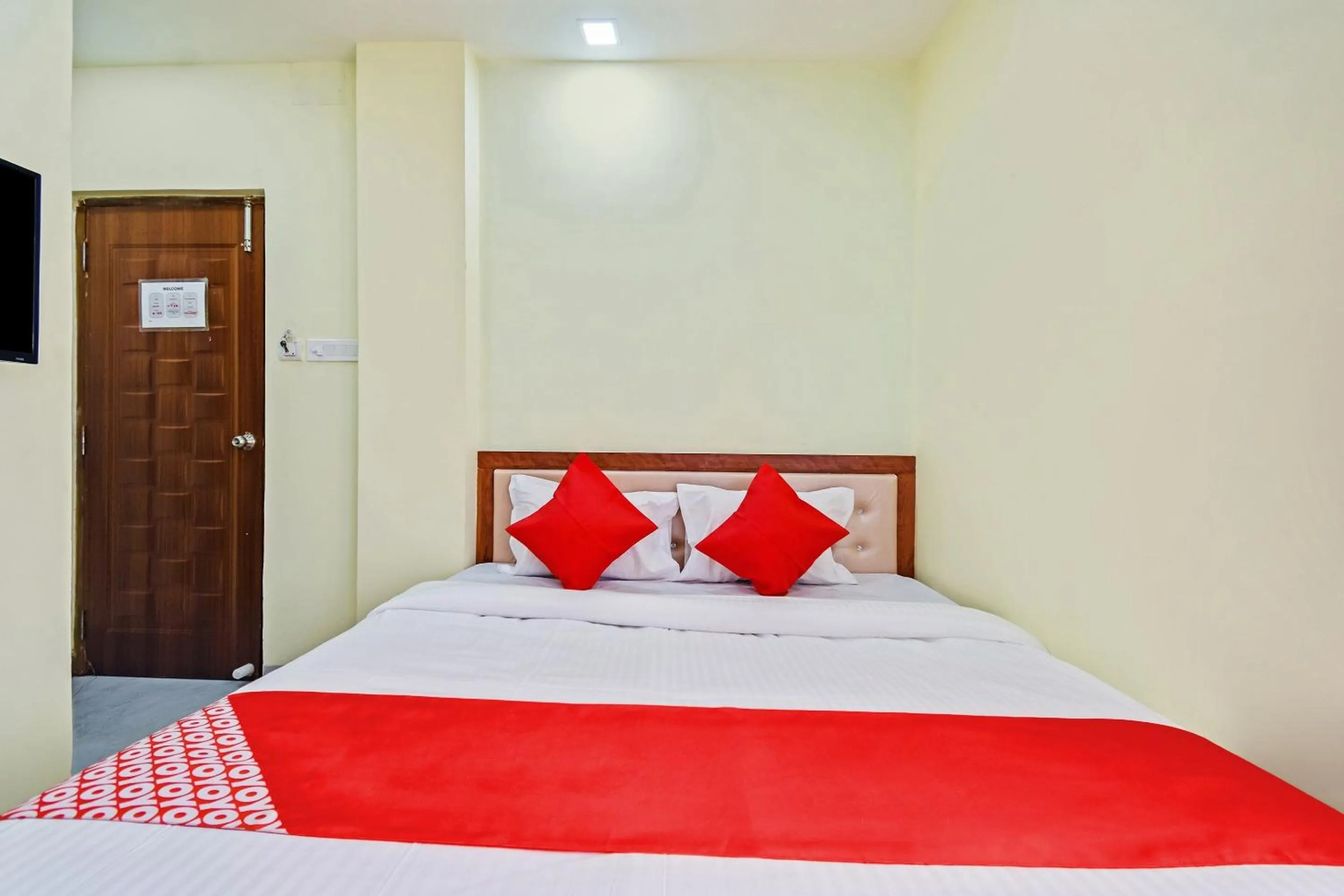 Bedroom, Bed in Hotel O Om Shanti Palace