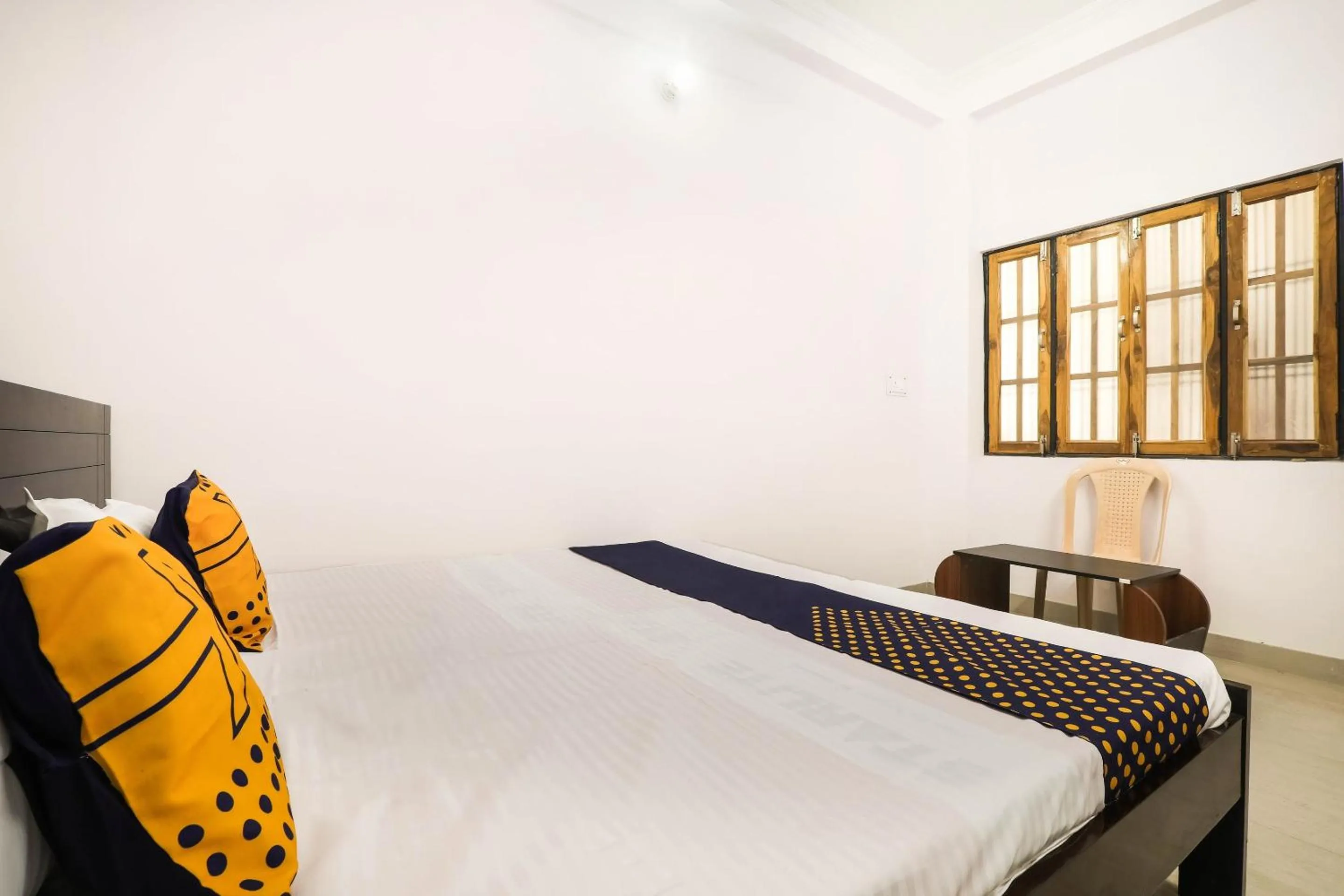 Facade/entrance, Bed in SPOT ON 76421 Kuldeep Inn