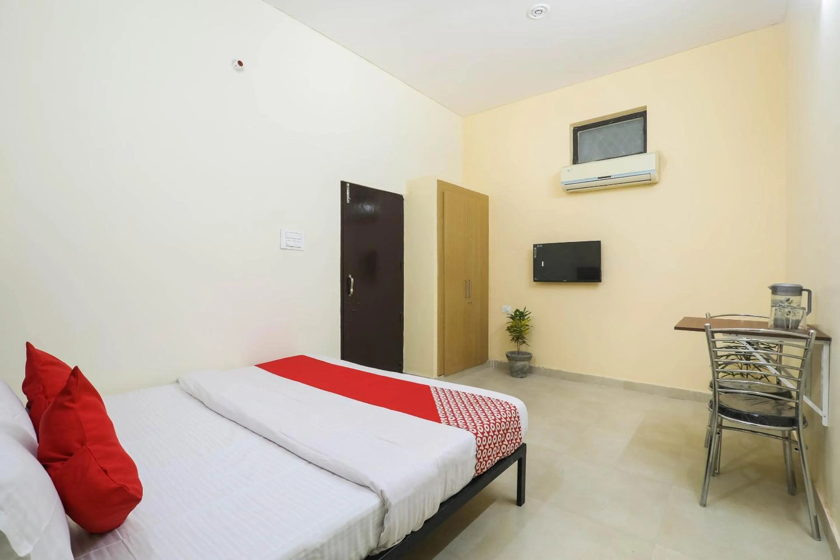 Bedroom in Hotel O Laavin Inn Near Gomti Riverfront Park