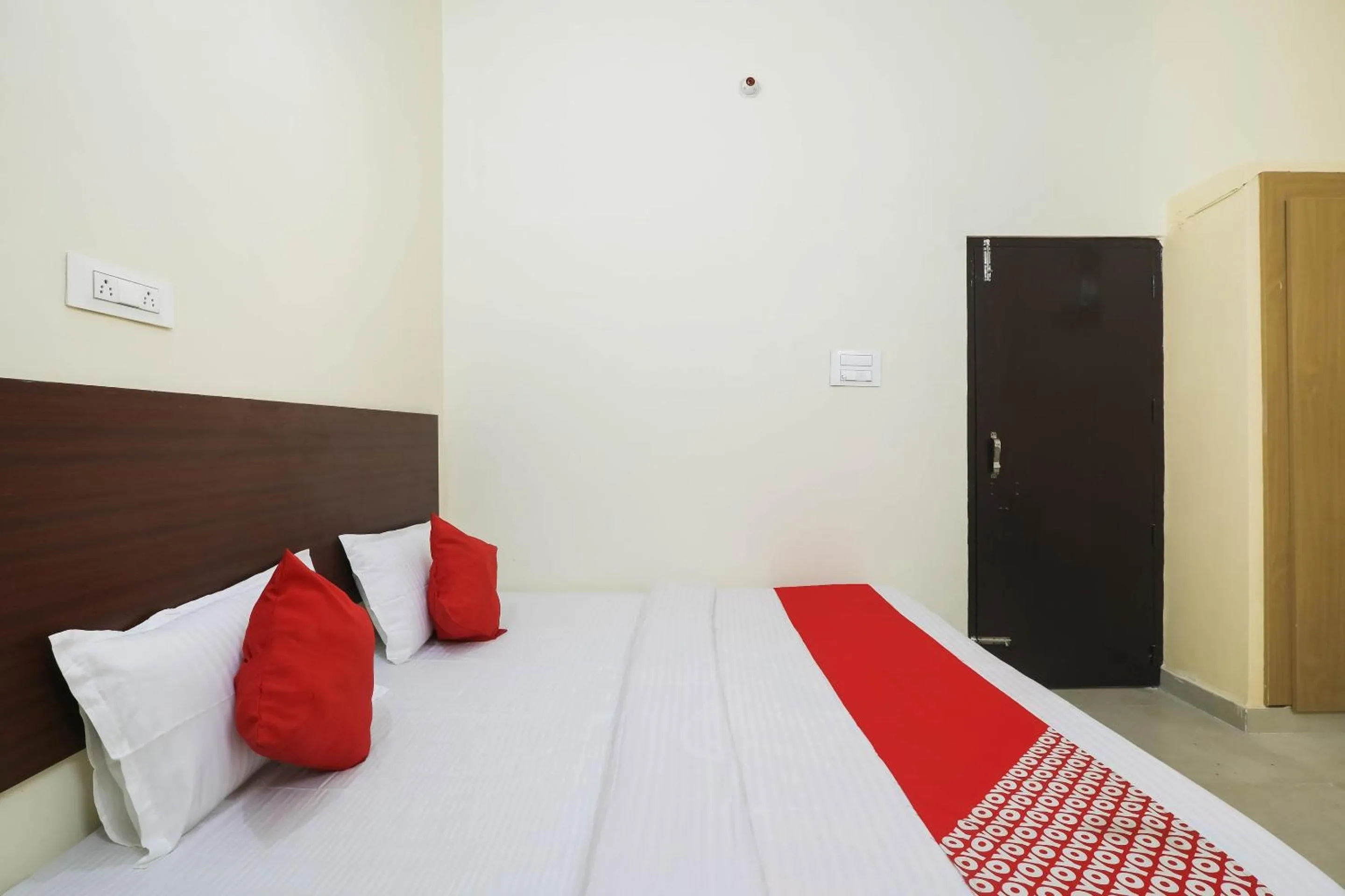 Bedroom in Hotel O Laavin Inn Near Gomti Riverfront Park