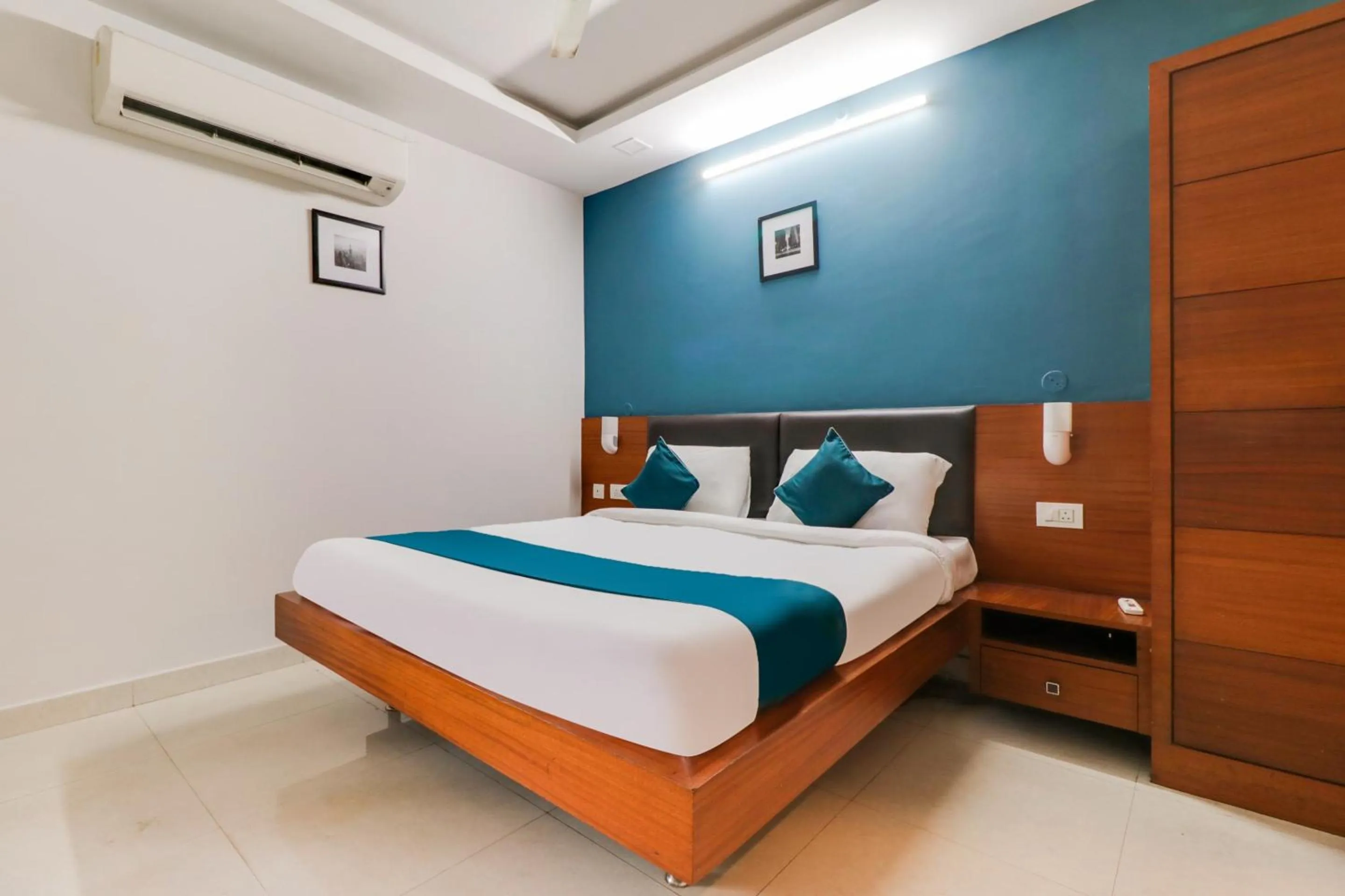 Bedroom, Bed in Super Hotel O Stay Inn Maharani Peta