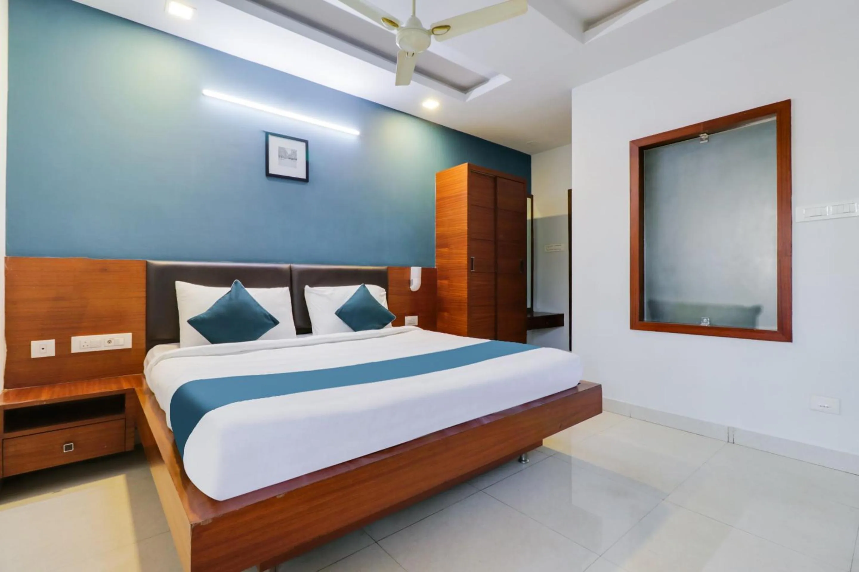 Bedroom, Bed in Super Hotel O Stay Inn Maharani Peta