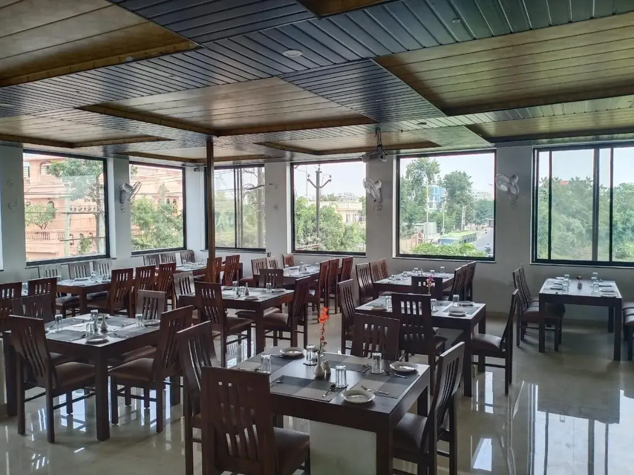 Restaurant/places to eat in Hotel Paradise inn Restaurant/places to eat in Hotel Paradise inn