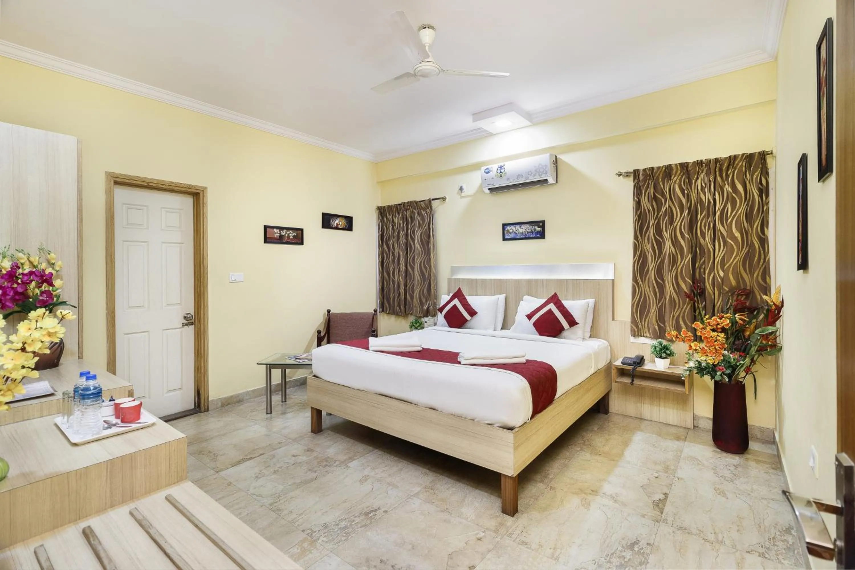 Photo of the whole room, Bed in Octave Royal Opera