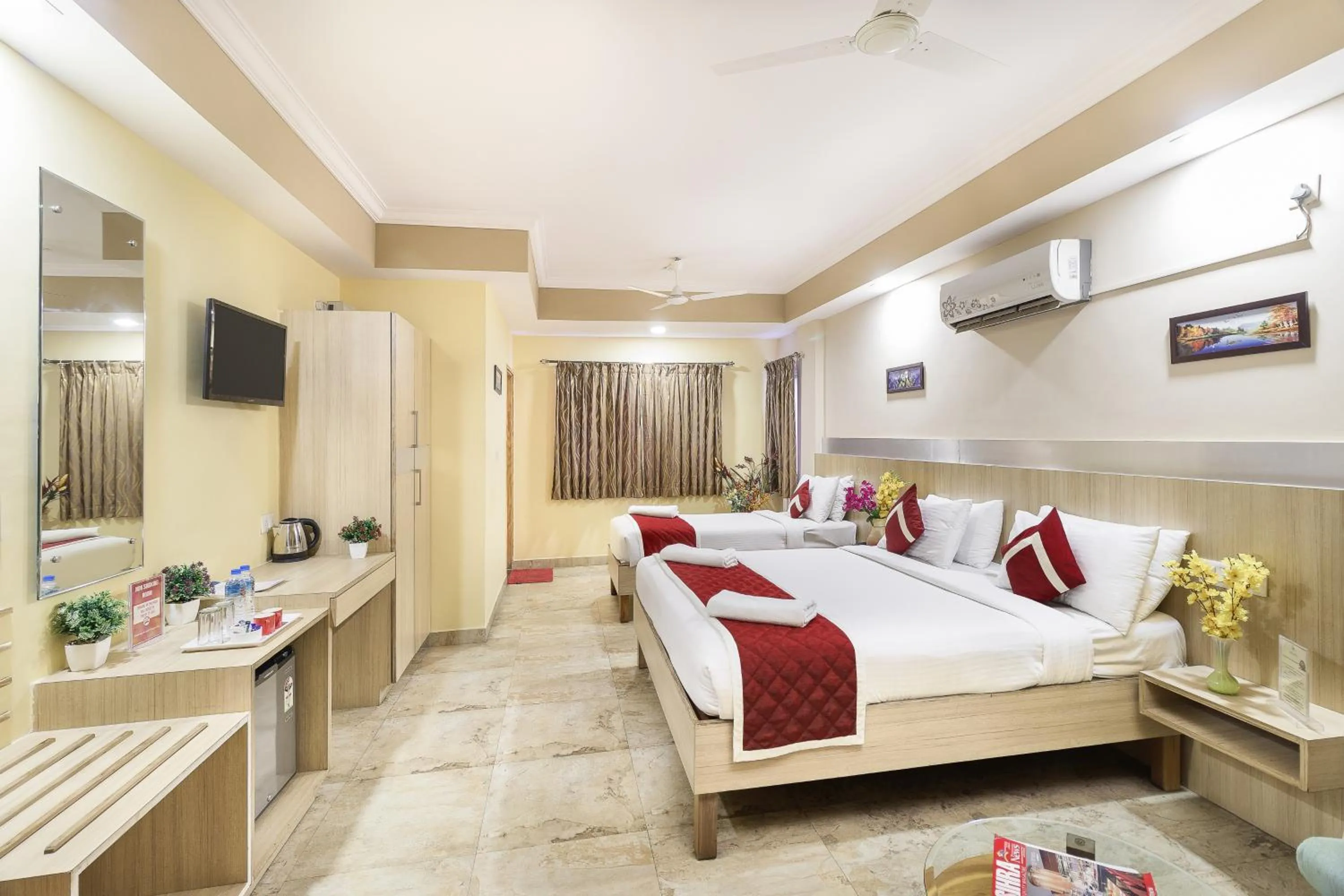 Photo of the whole room, Bed in Octave Royal Opera