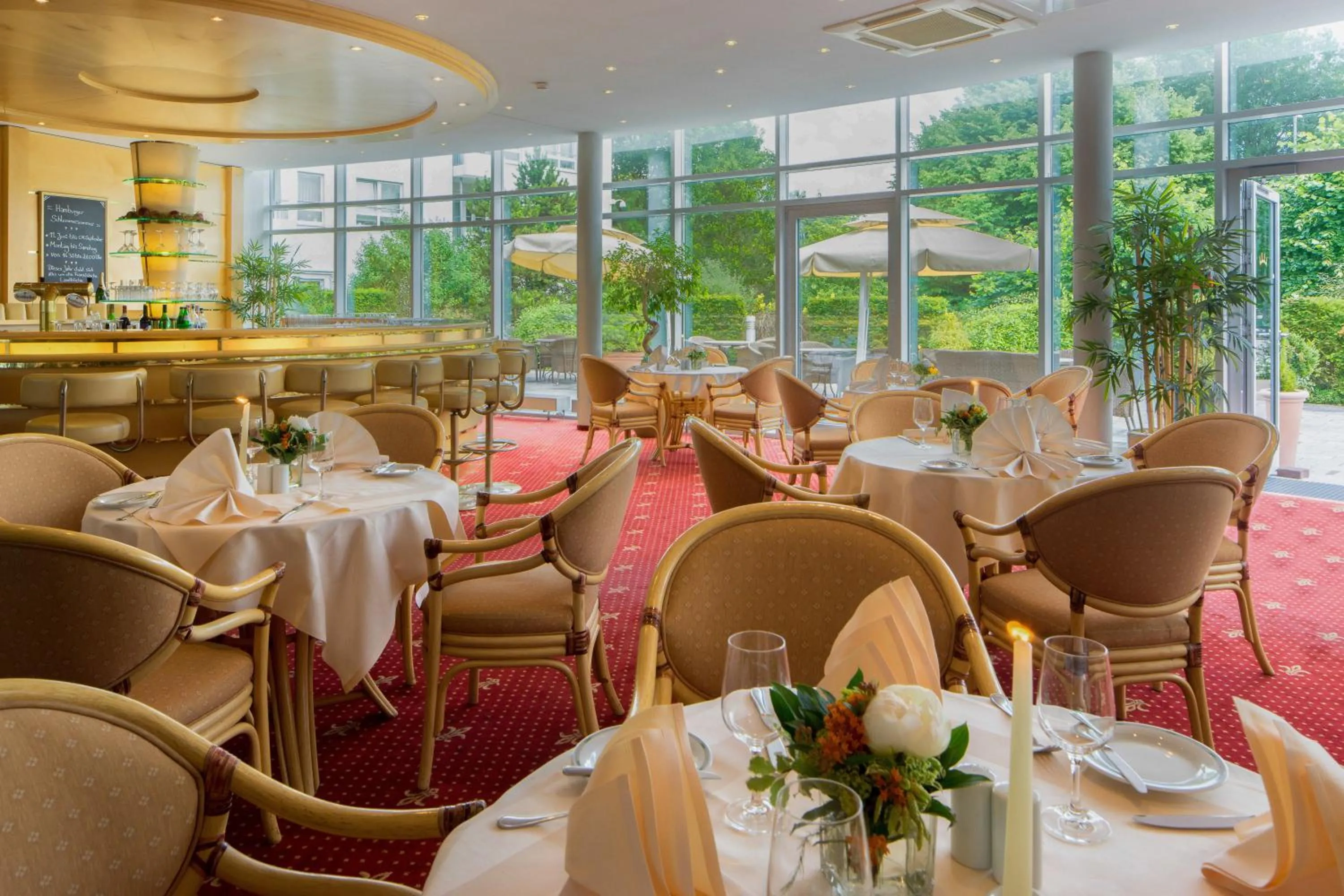 Restaurant/places to eat in New Living Home Residenzhotel Hamburg