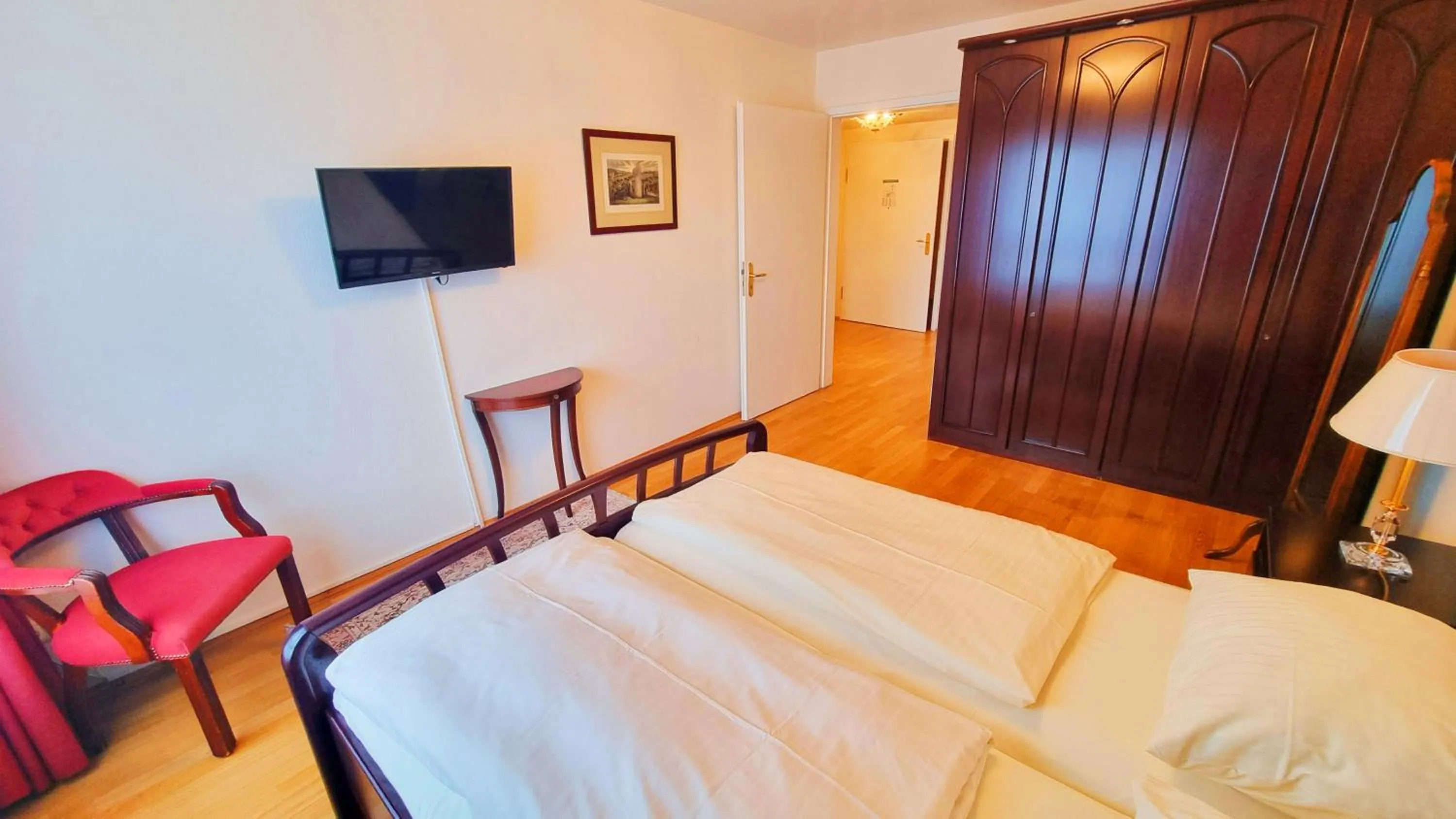 Photo of the whole room, Bed in New Living Home Residenzhotel Hamburg