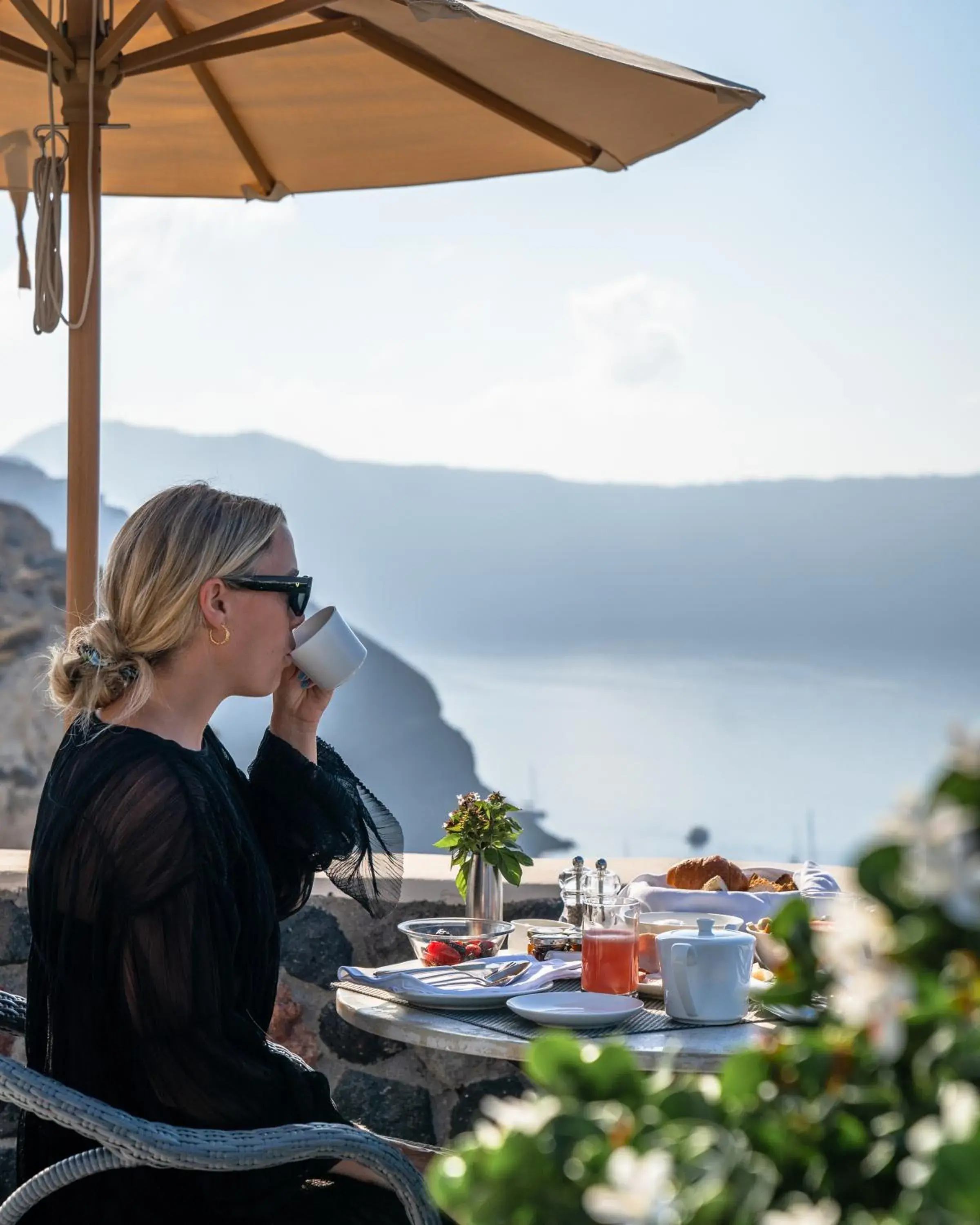 Breakfast in Pezoules of Oia Breakfast in Pezoules of Oia