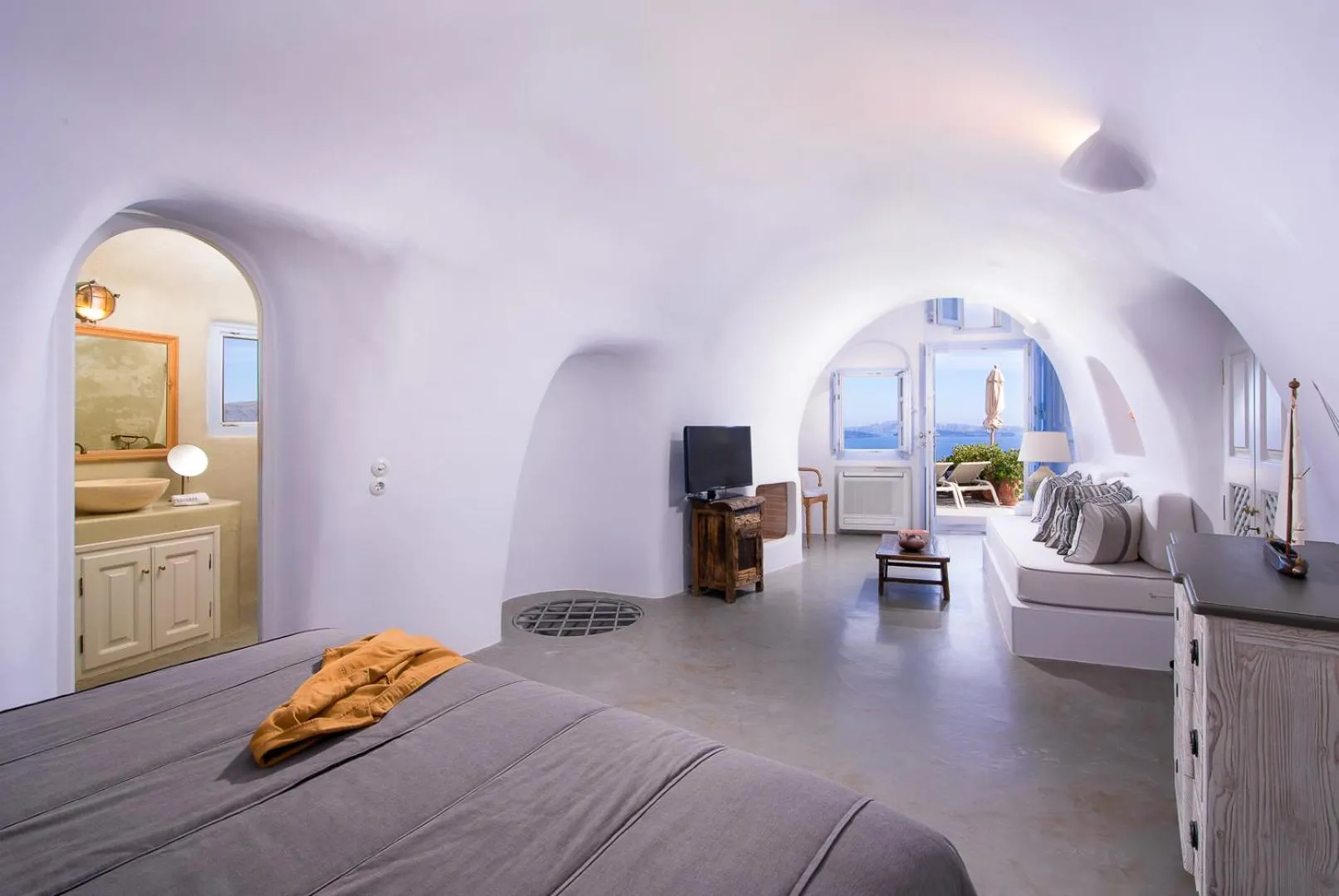 Bed in Pezoules of Oia