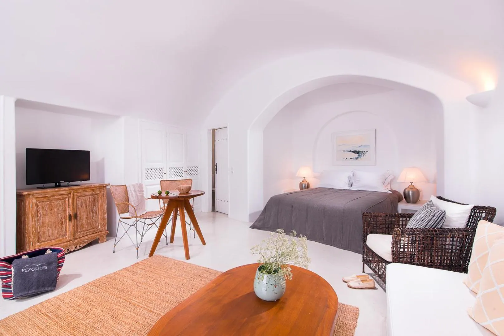 Photo of the whole room, Bed in Pezoules of Oia