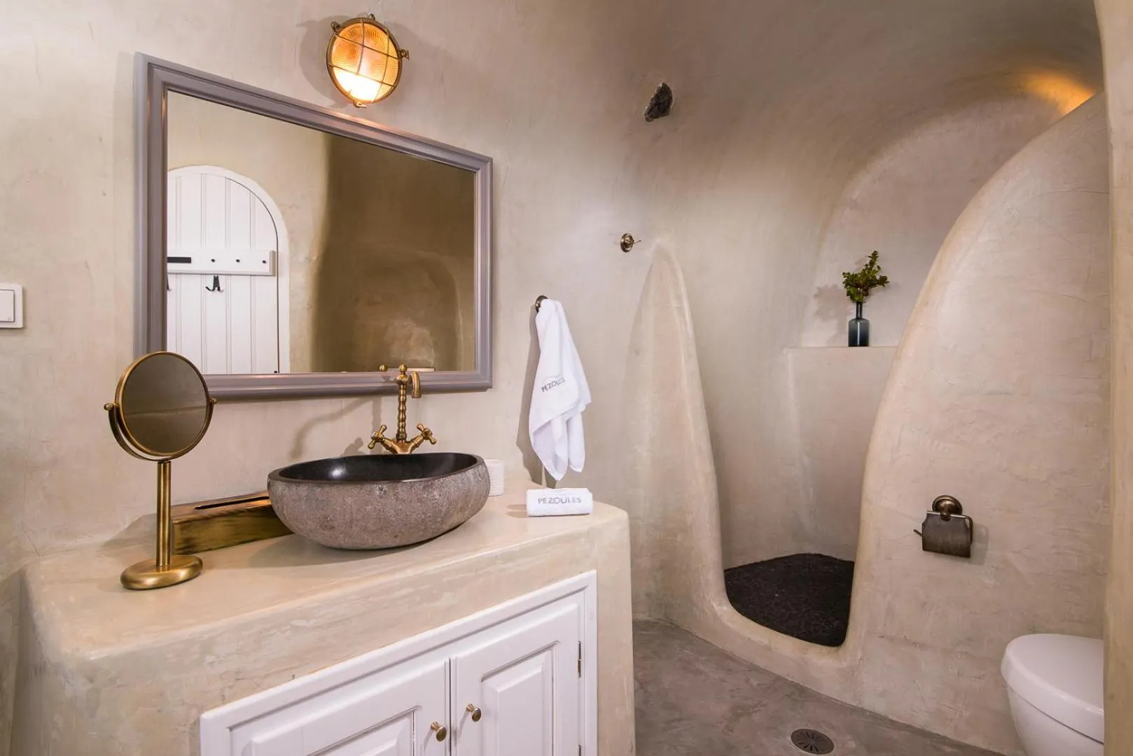 Shower in Pezoules of Oia