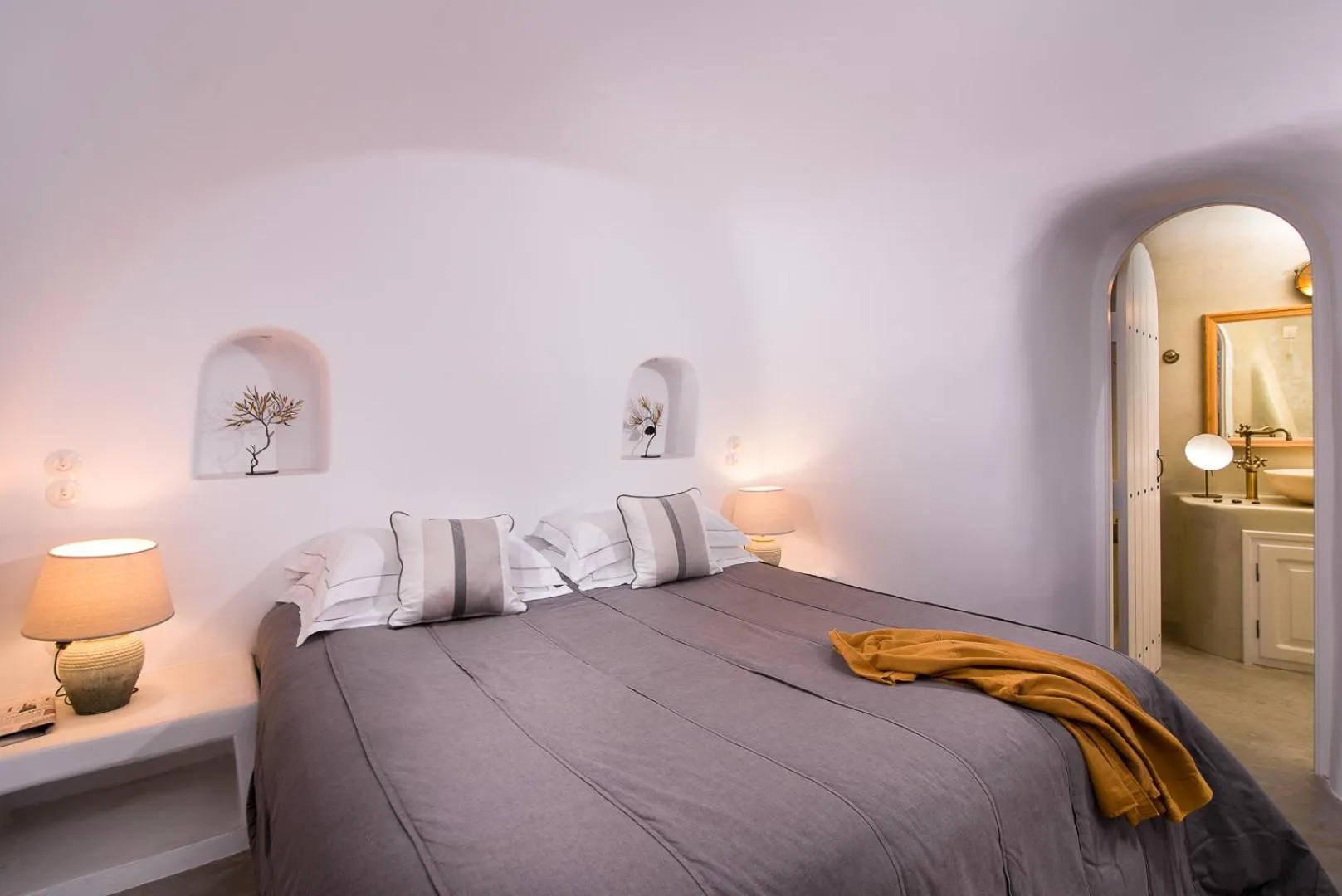 Bed in Pezoules of Oia