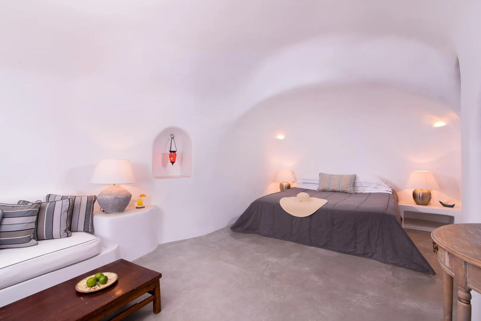 Bed in Pezoules of Oia