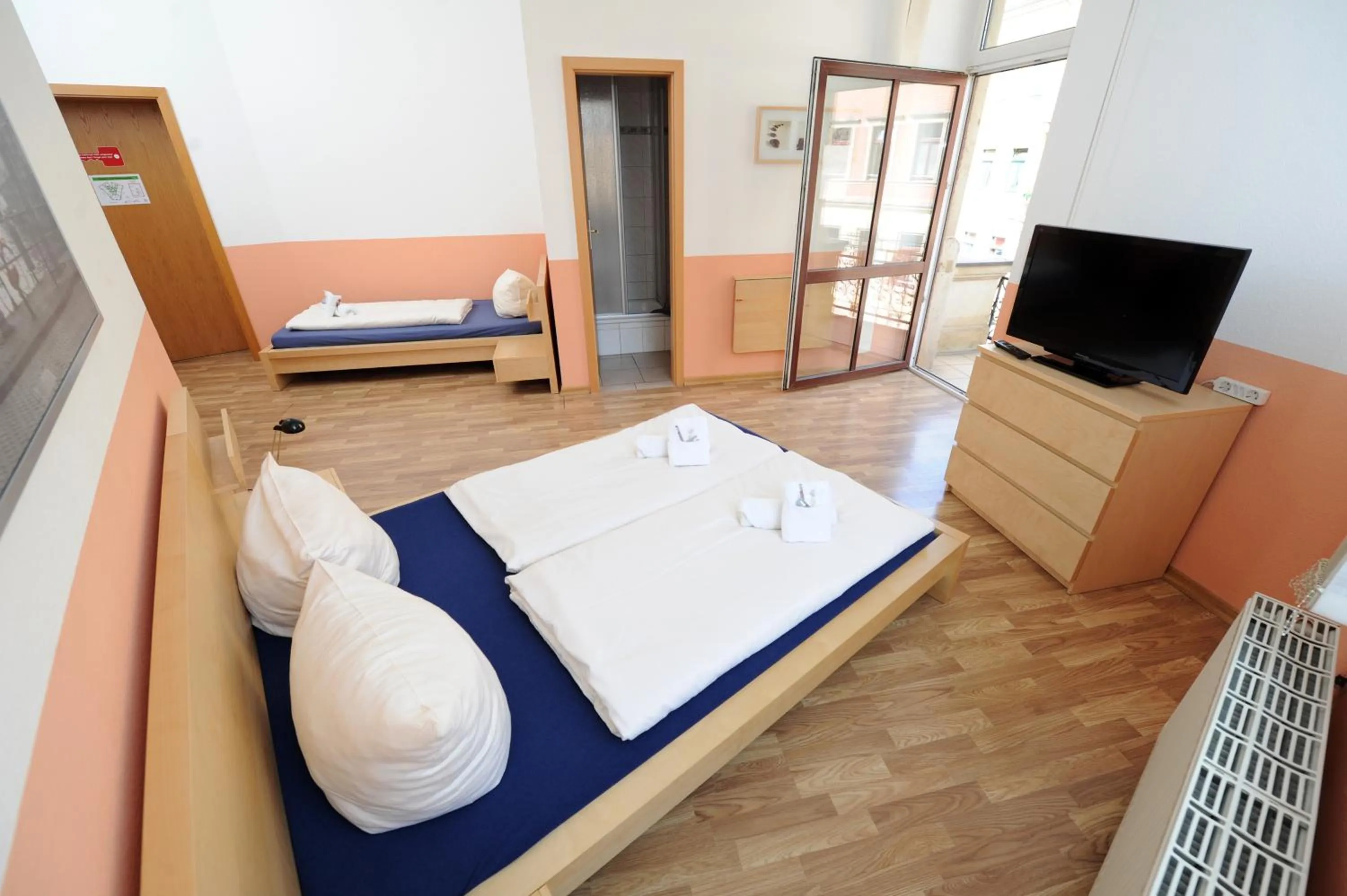 Photo of the whole room, TV/Entertainment Center in Hotel My Bed Dresden