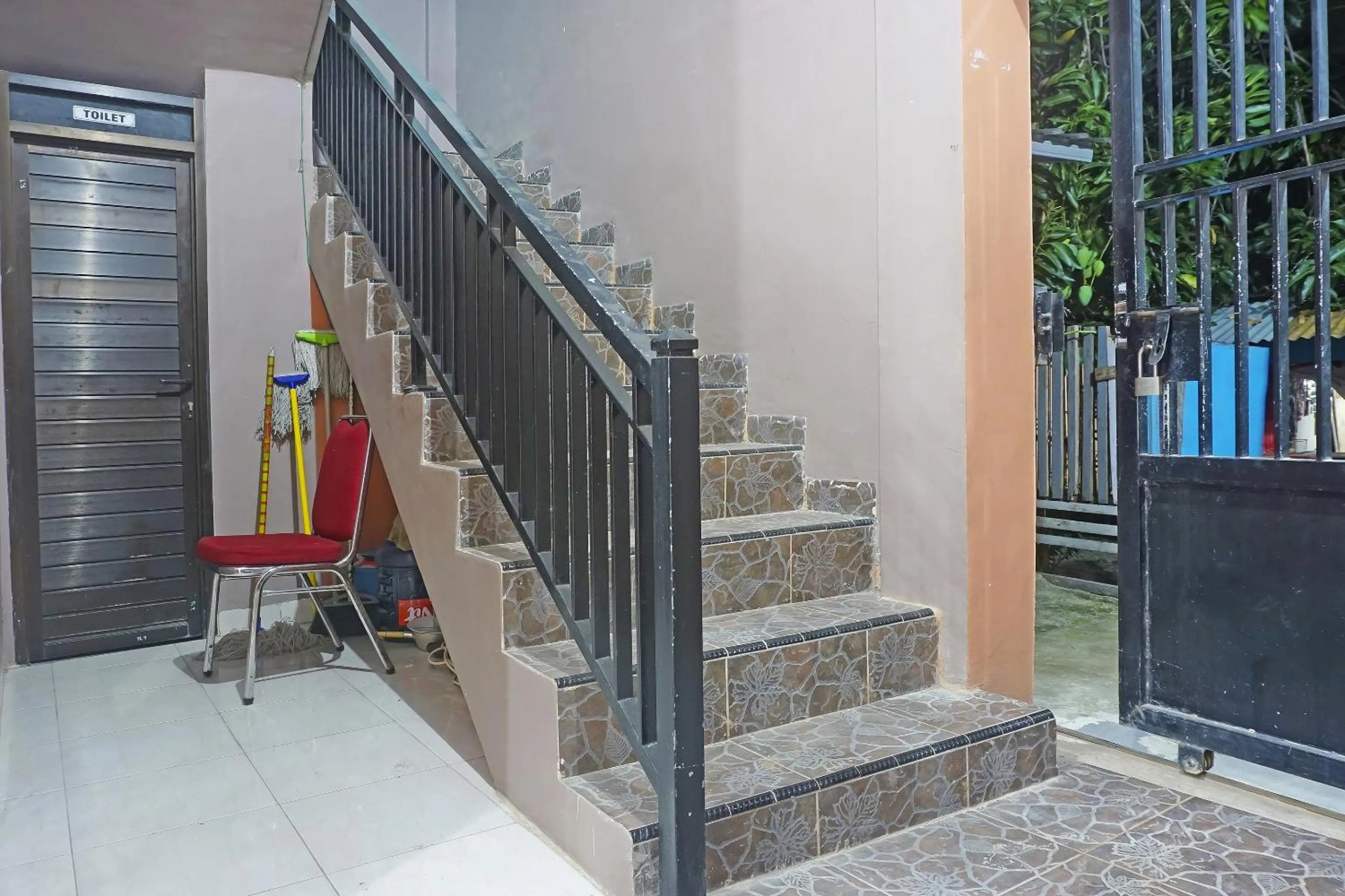 Lobby or reception in Hotel O Almeerah Homestay Syariah Near RS Hermina