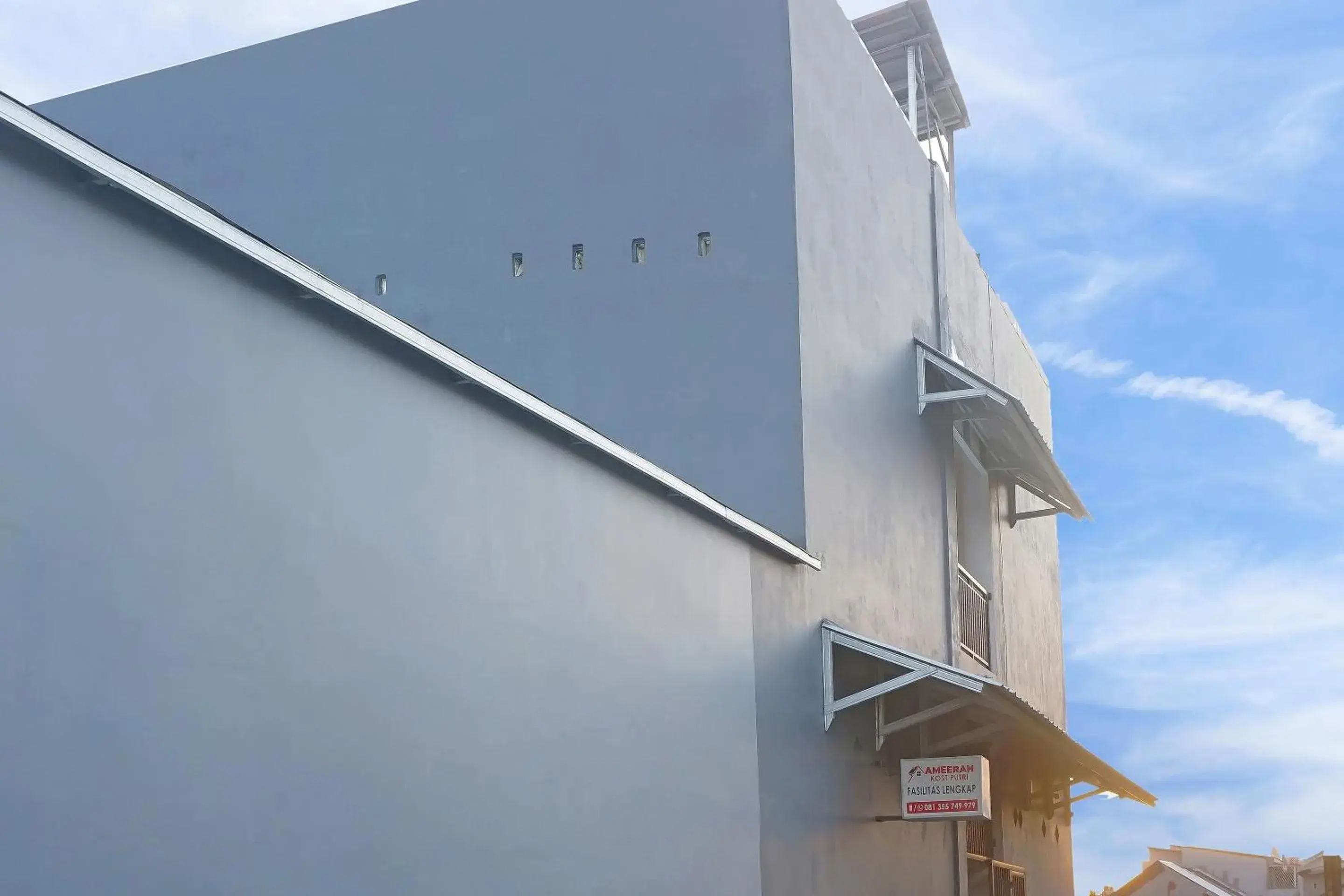 Facade/entrance in Hotel O Almeerah Homestay Syariah Near RS Hermina Facade/entrance in Hotel O Almeerah Homestay Syariah Near RS Hermina