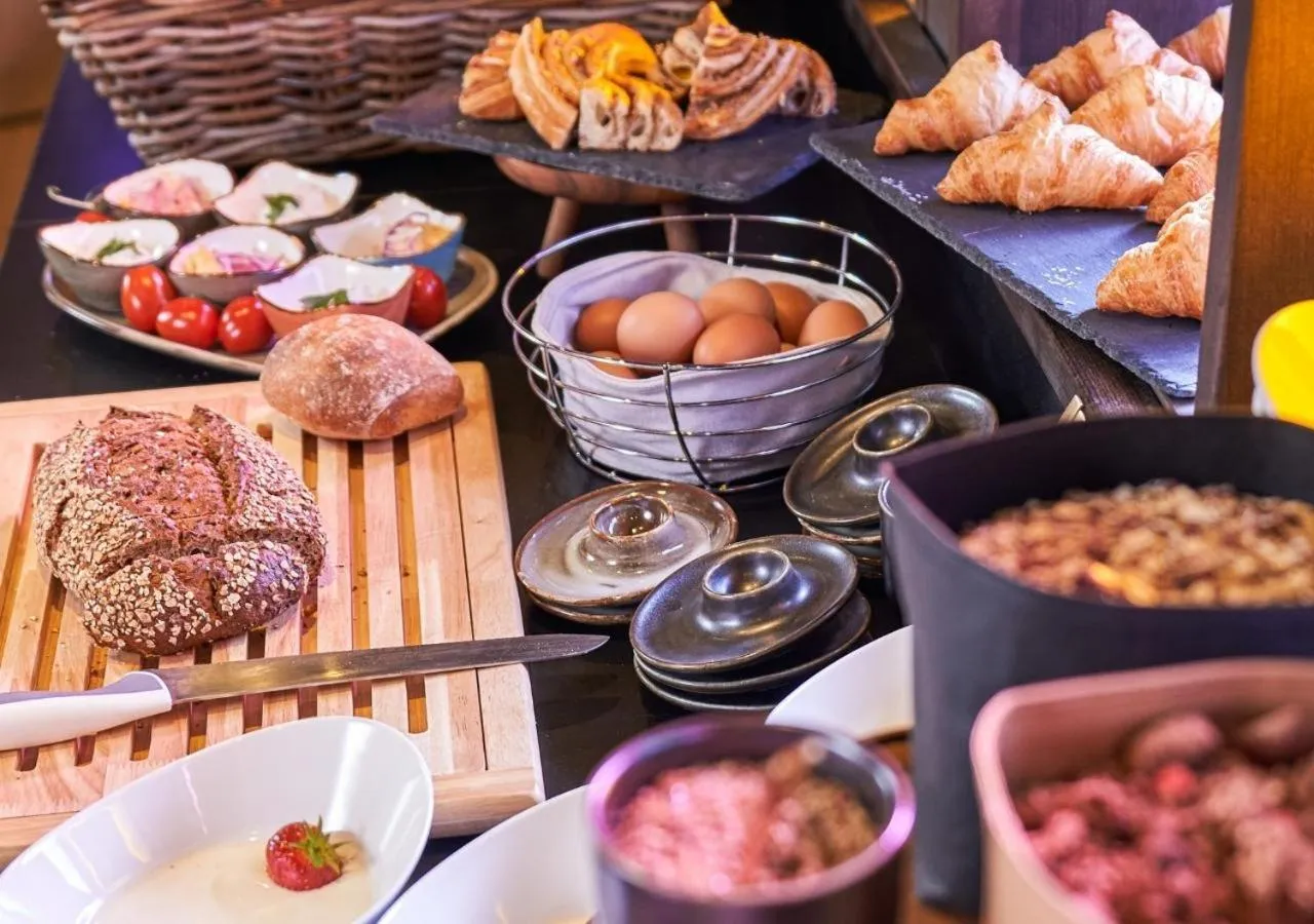 Breakfast in Hit the Sky