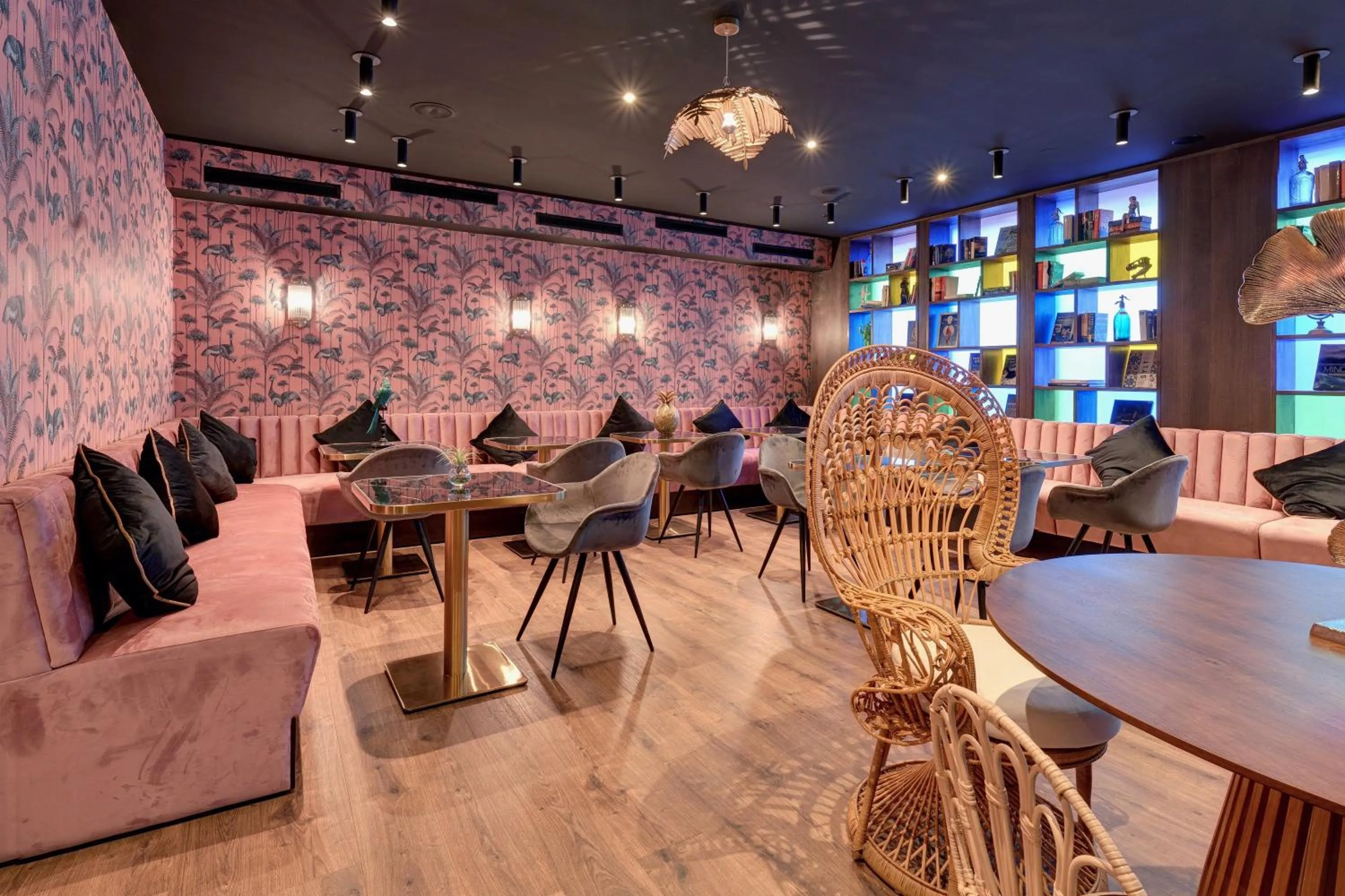 Restaurant/places to eat in Hit the Sky