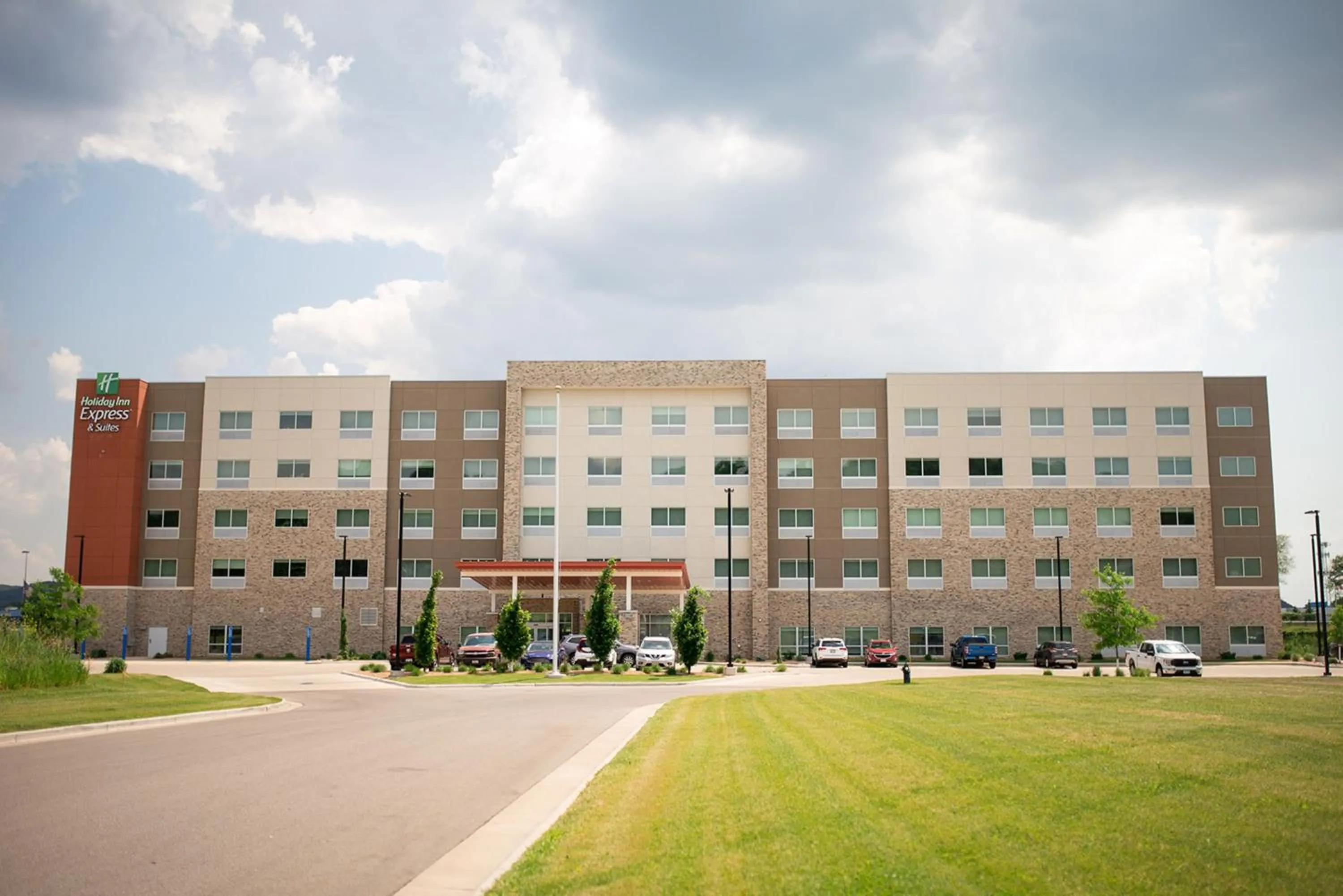 Property building in Holiday Inn Express & Suites Onalaska - La Crosse Area by IHG