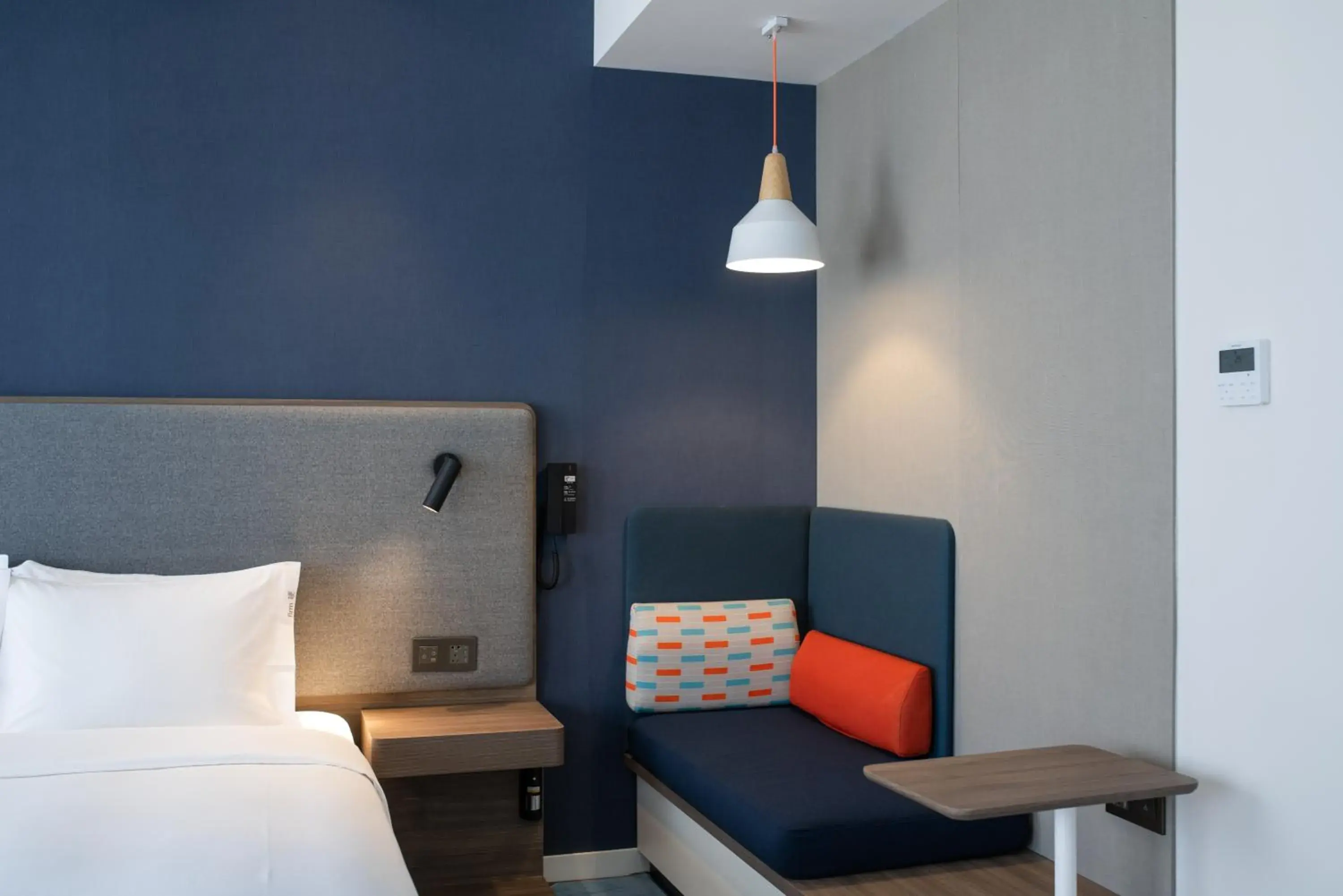 Bed in Holiday Inn Express Zhuhai Gongbei by IHG Bed in Holiday Inn Express Zhuhai Gongbei by IHG