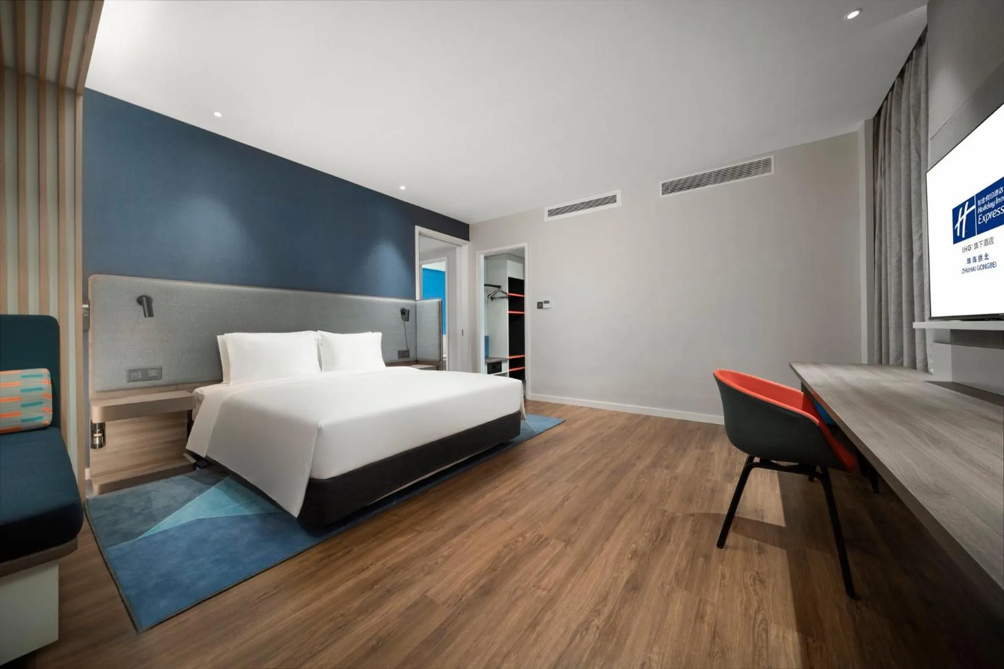 Photo of the whole room, Bed in Holiday Inn Express Zhuhai Gongbei by IHG