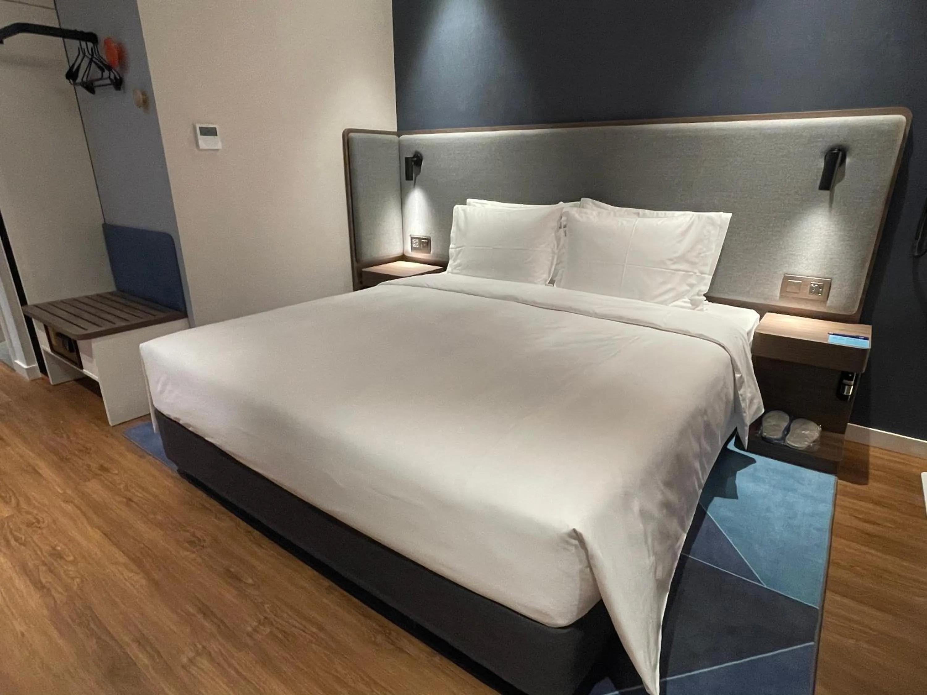 Bed in Holiday Inn Express Zhuhai Gongbei by IHG