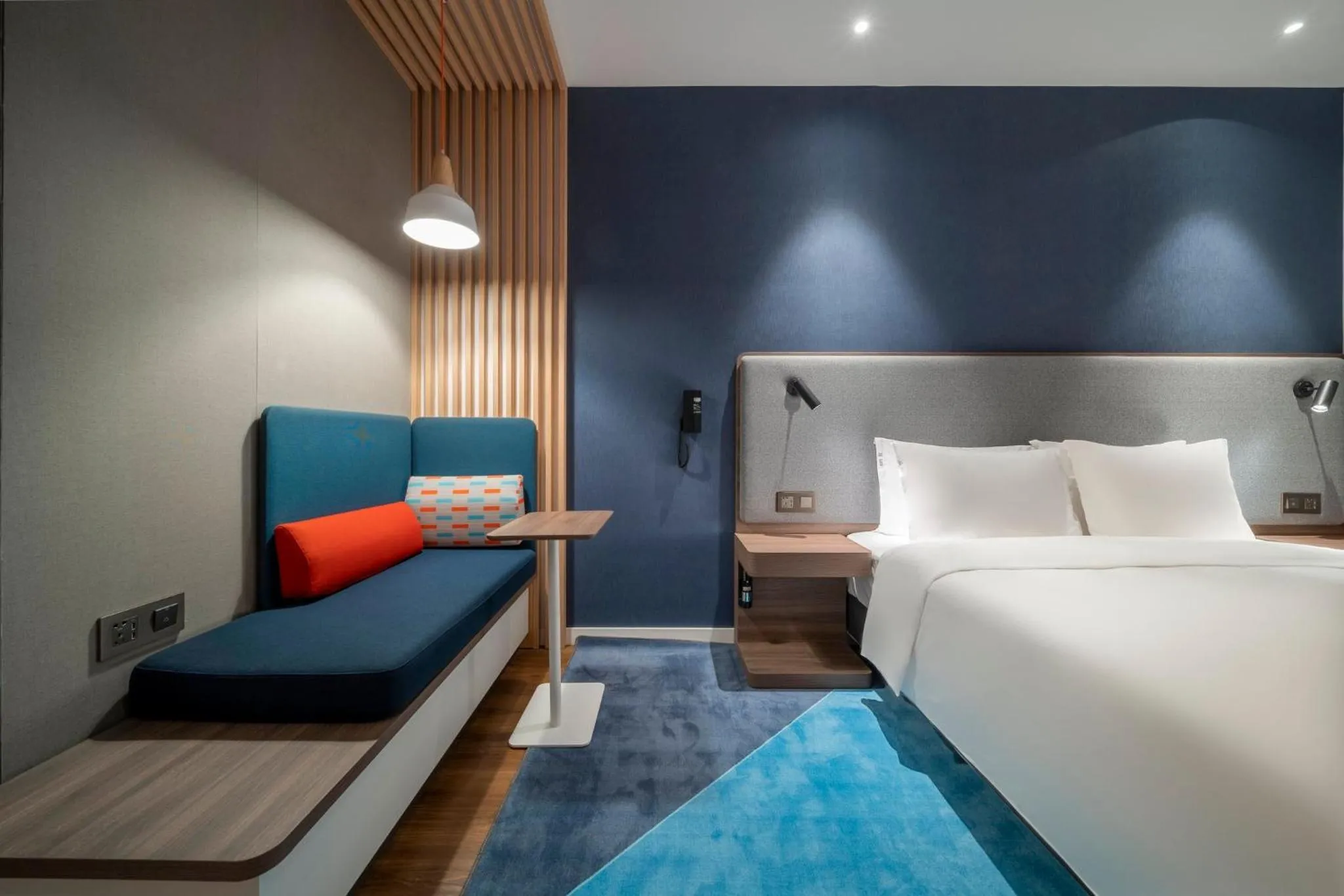 Photo of the whole room, Bed in Holiday Inn Express Zhuhai Gongbei by IHG