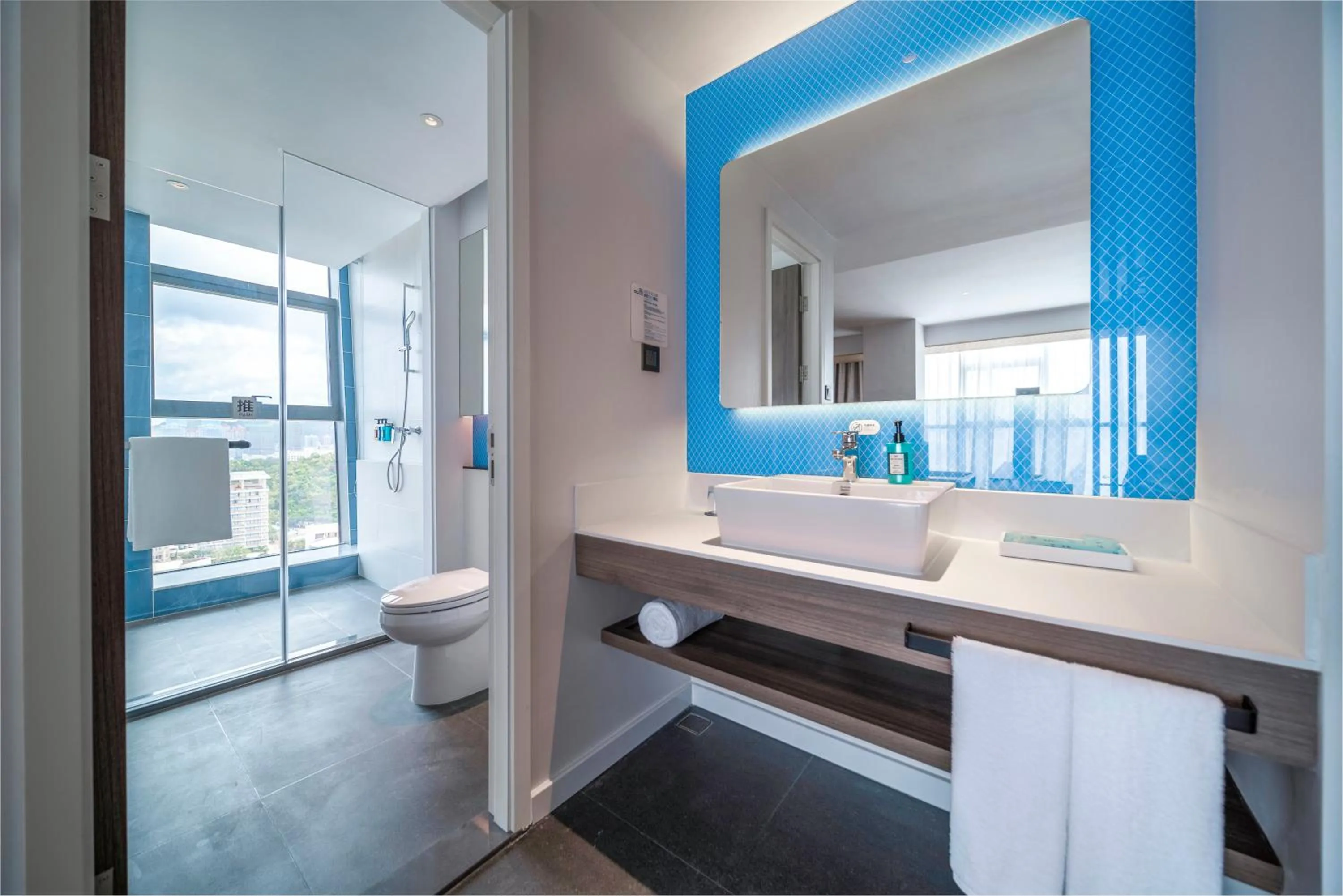 Photo of the whole room in Holiday Inn Express Zhuhai Gongbei by IHG