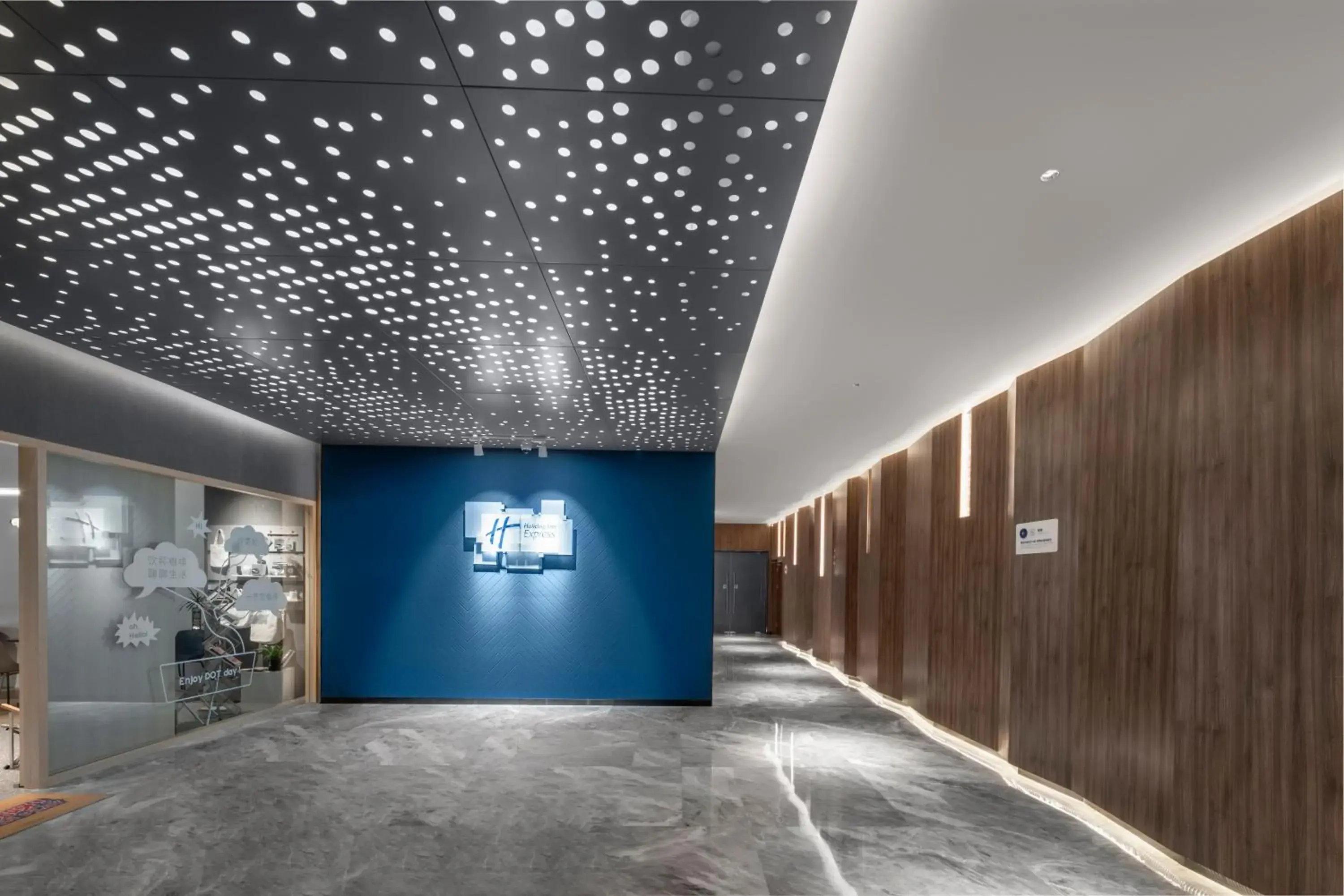 Property building in Holiday Inn Express Zhuhai Gongbei by IHG Property building in Holiday Inn Express Zhuhai Gongbei by IHG