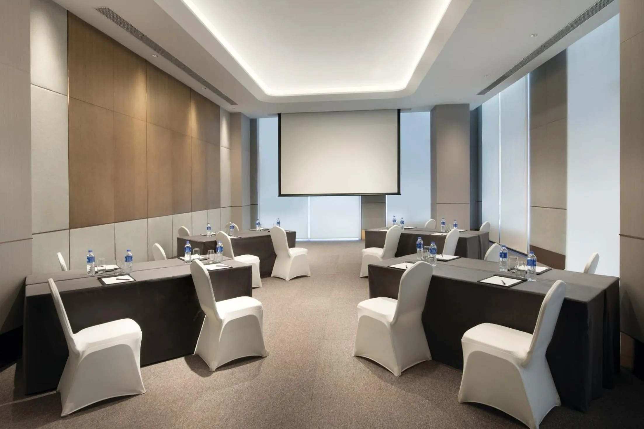 Meeting/conference room in Crowne Plaza Dalian Xinghai by IHG