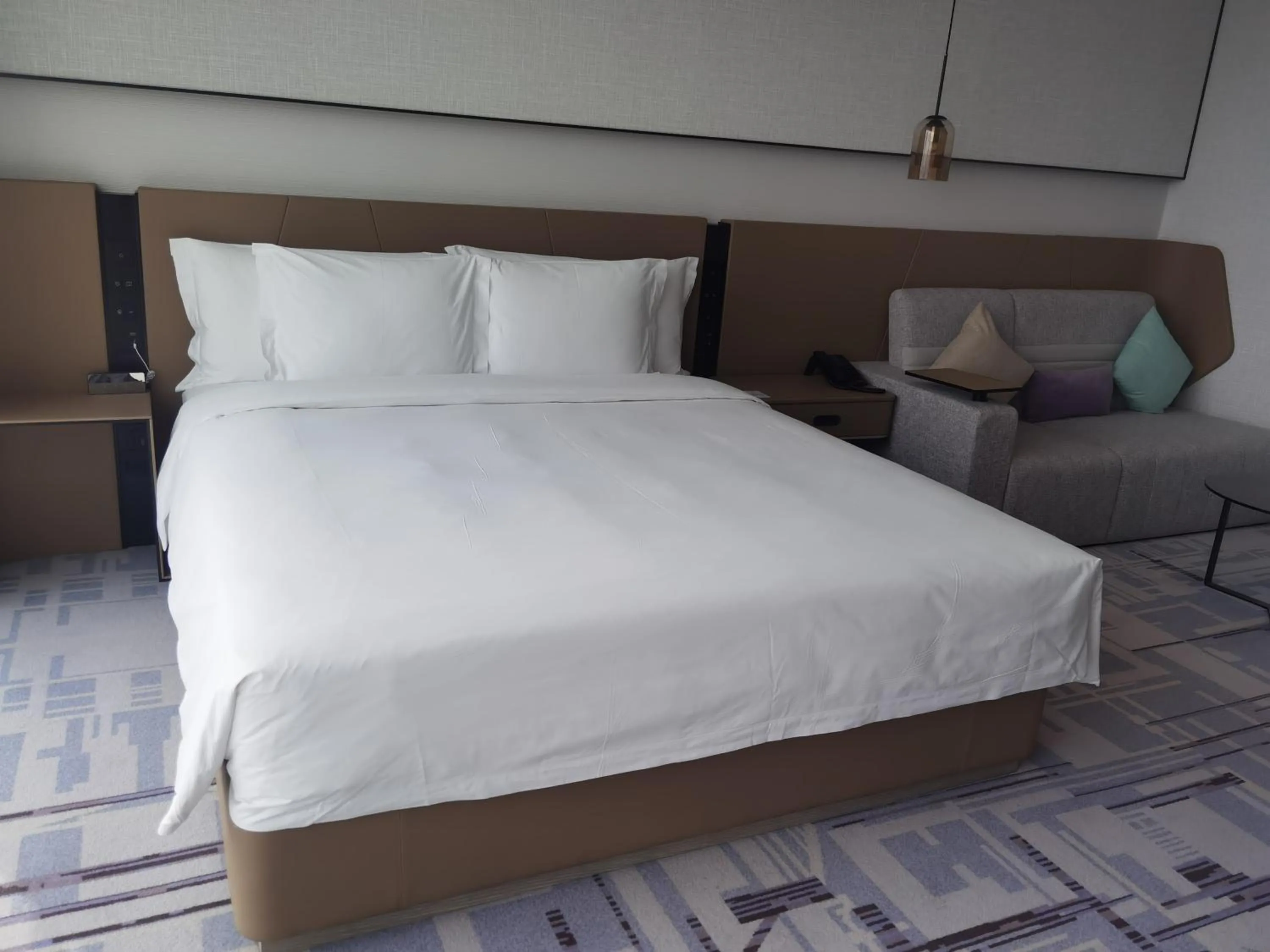 Bed in Crowne Plaza Dalian Xinghai by IHG