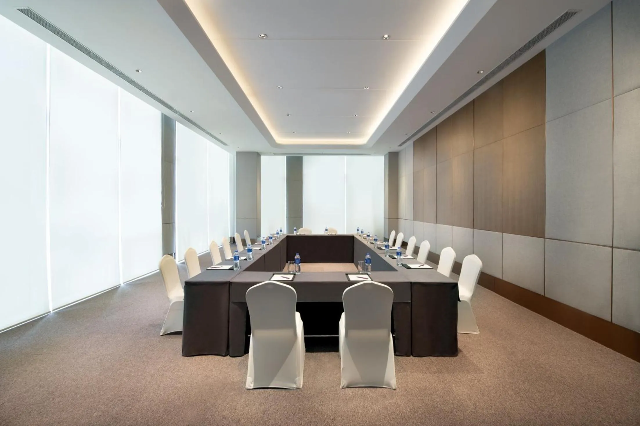 Meeting/conference room in Crowne Plaza Dalian Xinghai by IHG