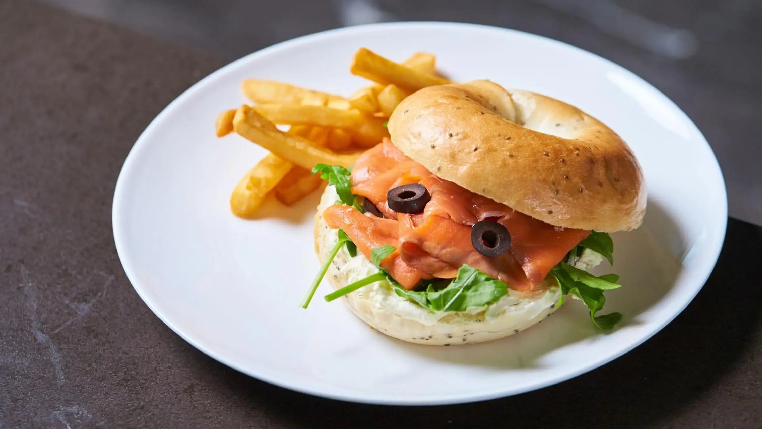 Restaurant/places to eat in Crowne Plaza Dalian Xinghai by IHG Restaurant/places to eat in Crowne Plaza Dalian Xinghai by IHG