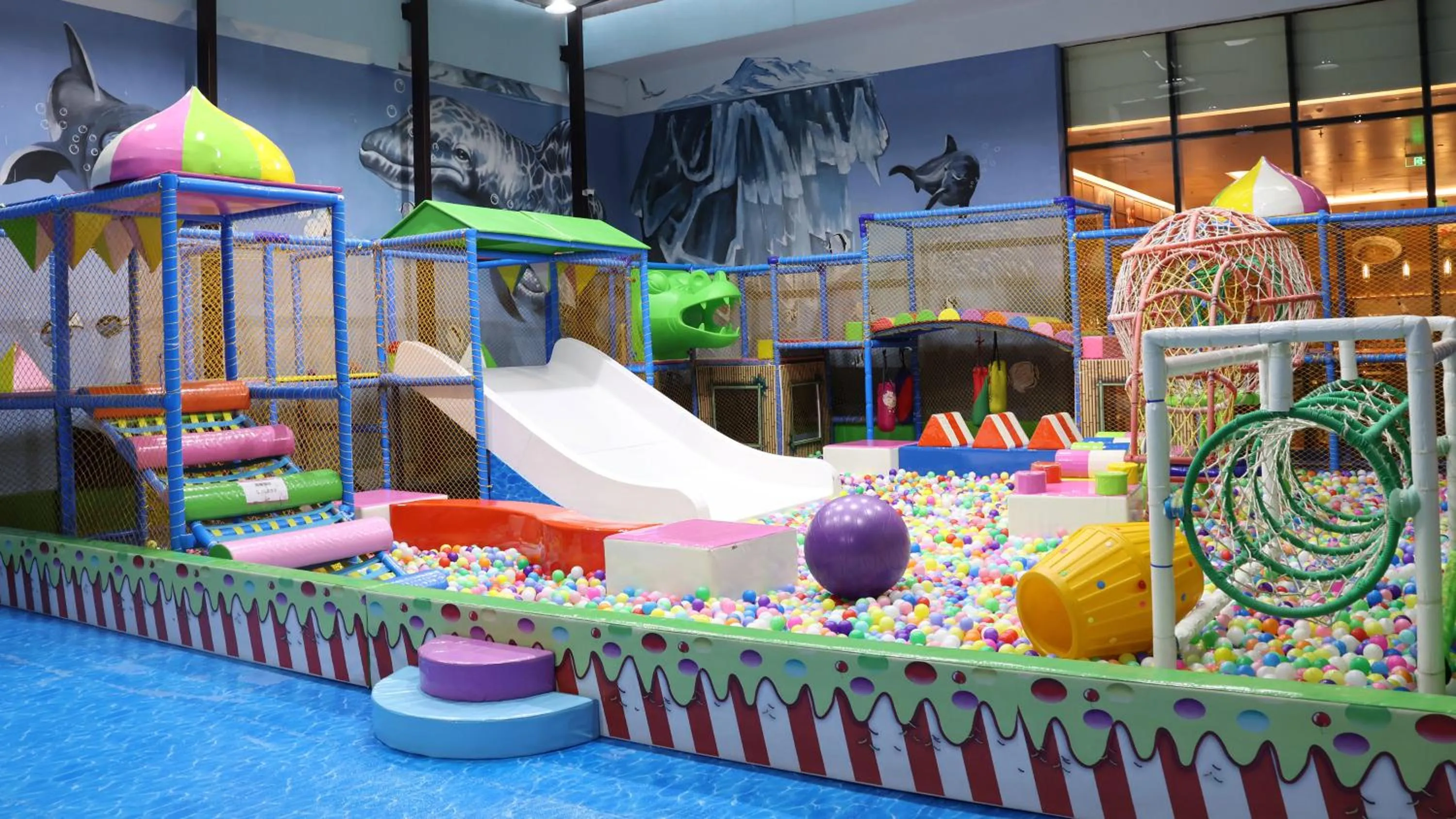 Area and facilities in Crowne Plaza Dalian Xinghai by IHG