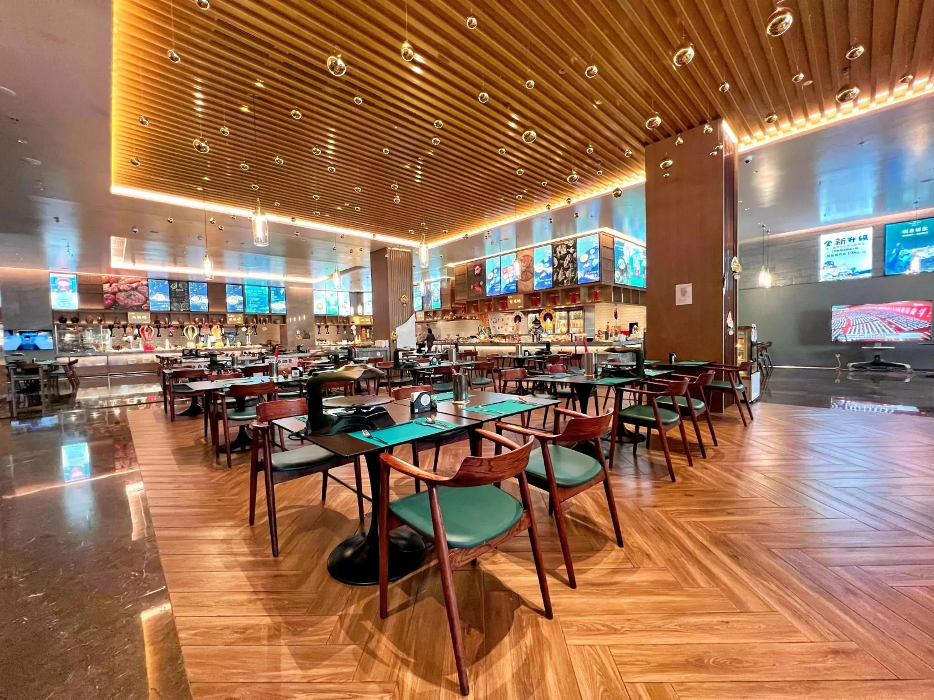 Restaurant/places to eat in Crowne Plaza Dalian Xinghai by IHG Restaurant/places to eat in Crowne Plaza Dalian Xinghai by IHG