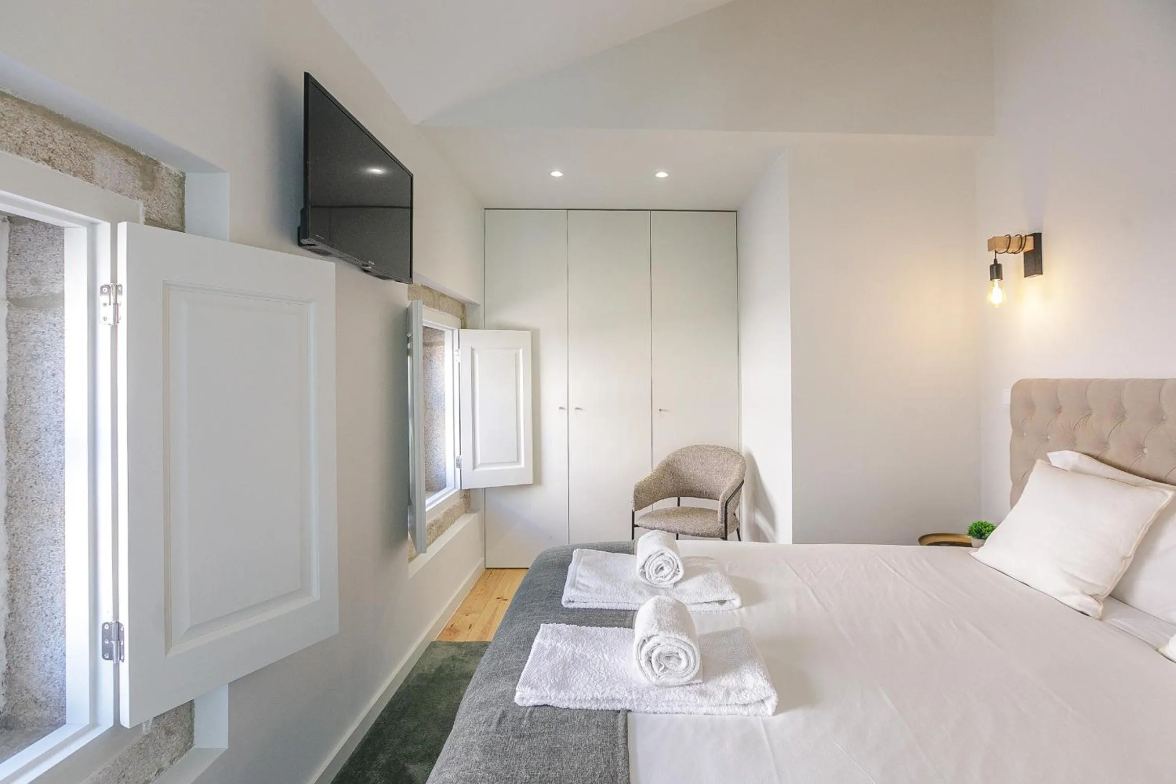 LovelyStay - Downtown Studio with Pool, AC and Balcony