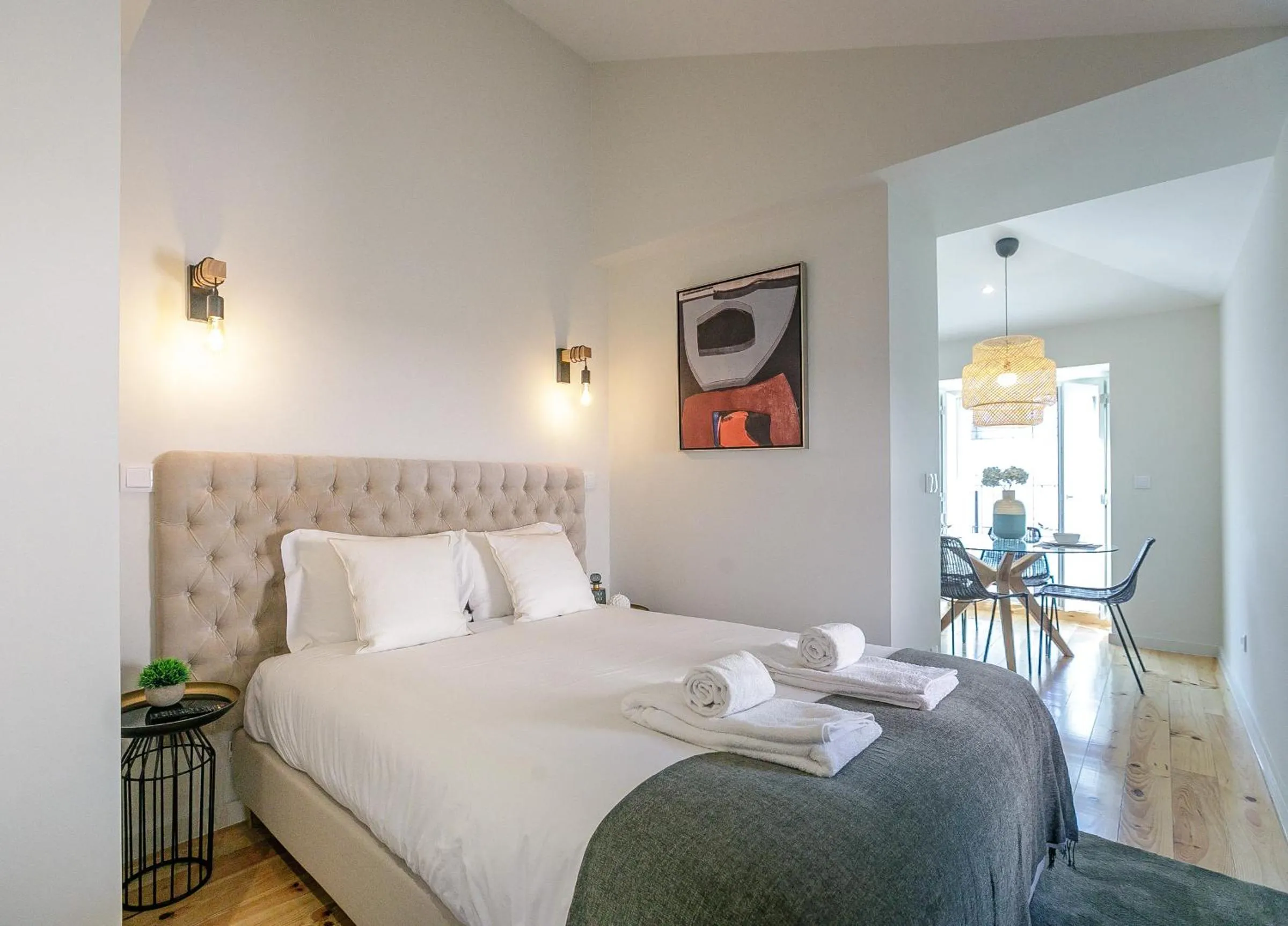 LovelyStay - Downtown Studio with Pool, AC and Balcony