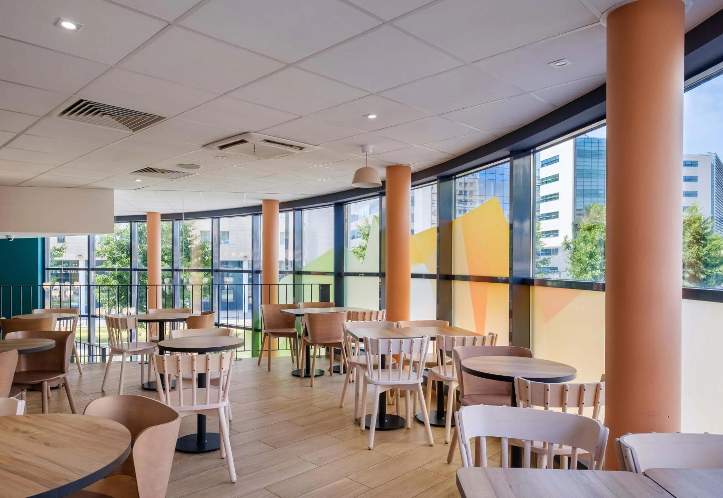 Restaurant/places to eat in B&B HOTEL Nice Aéroport Arenas