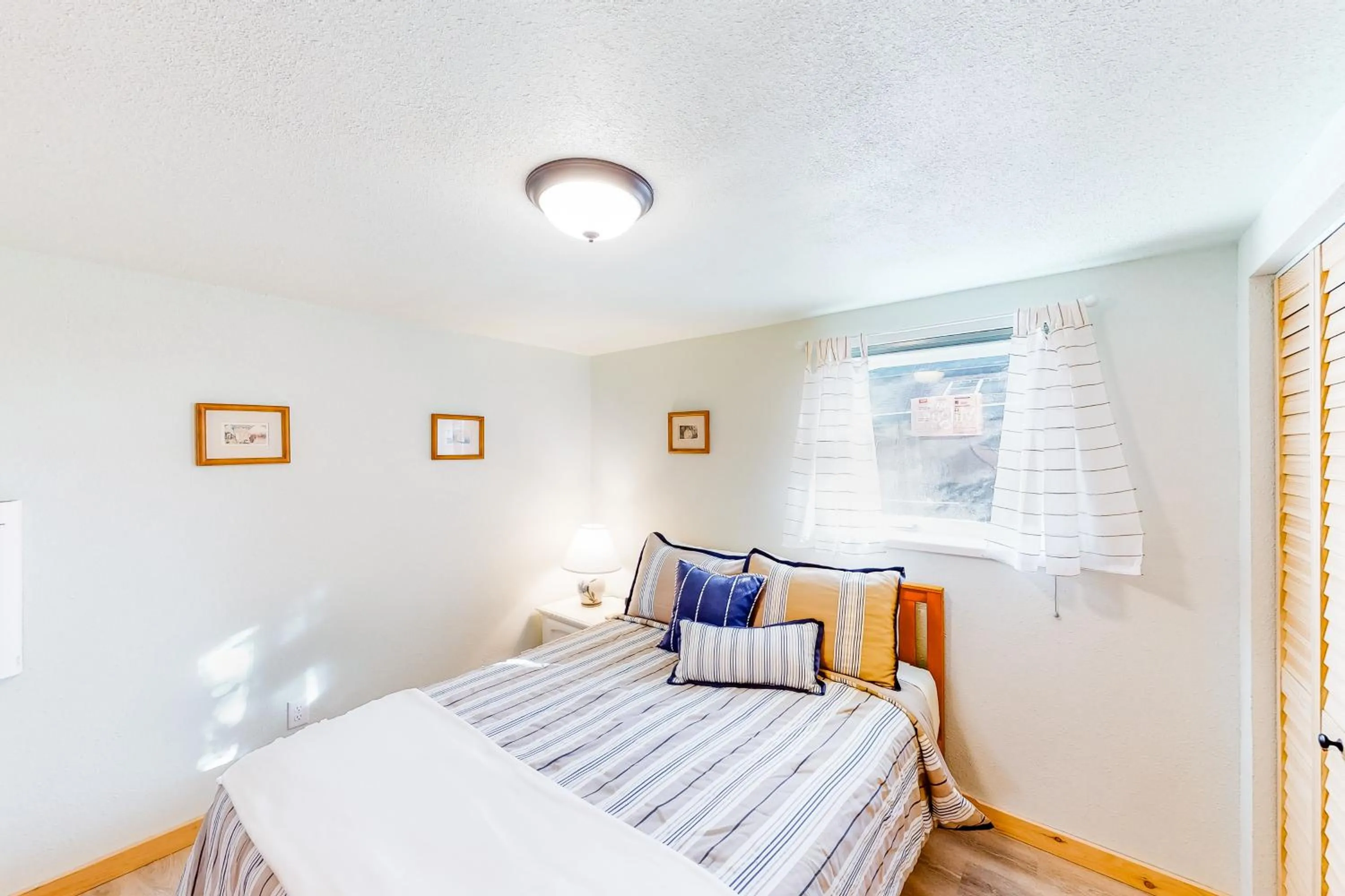 Bed in Cottage at Nye Beach