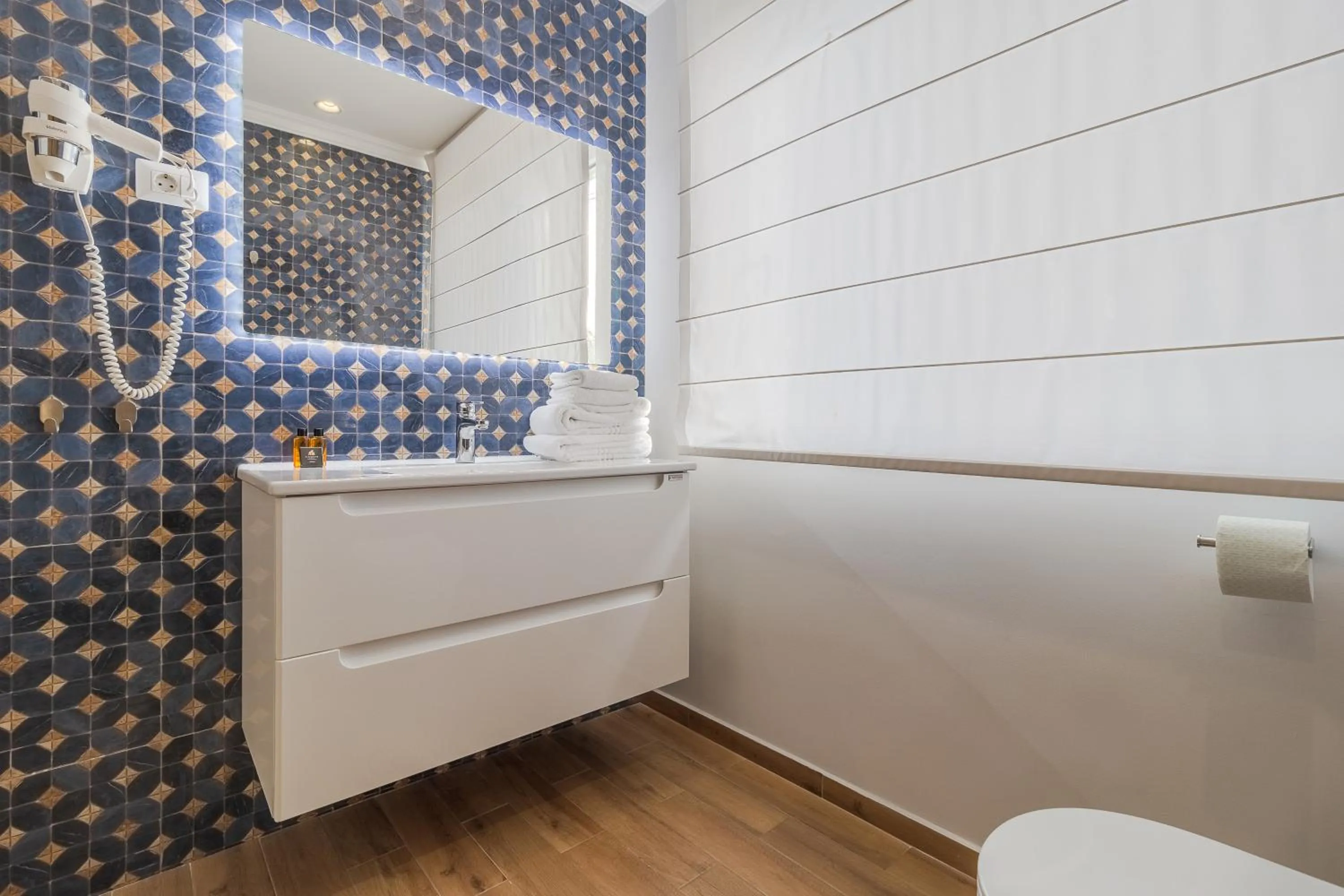 Toilet in Dozsa Residence