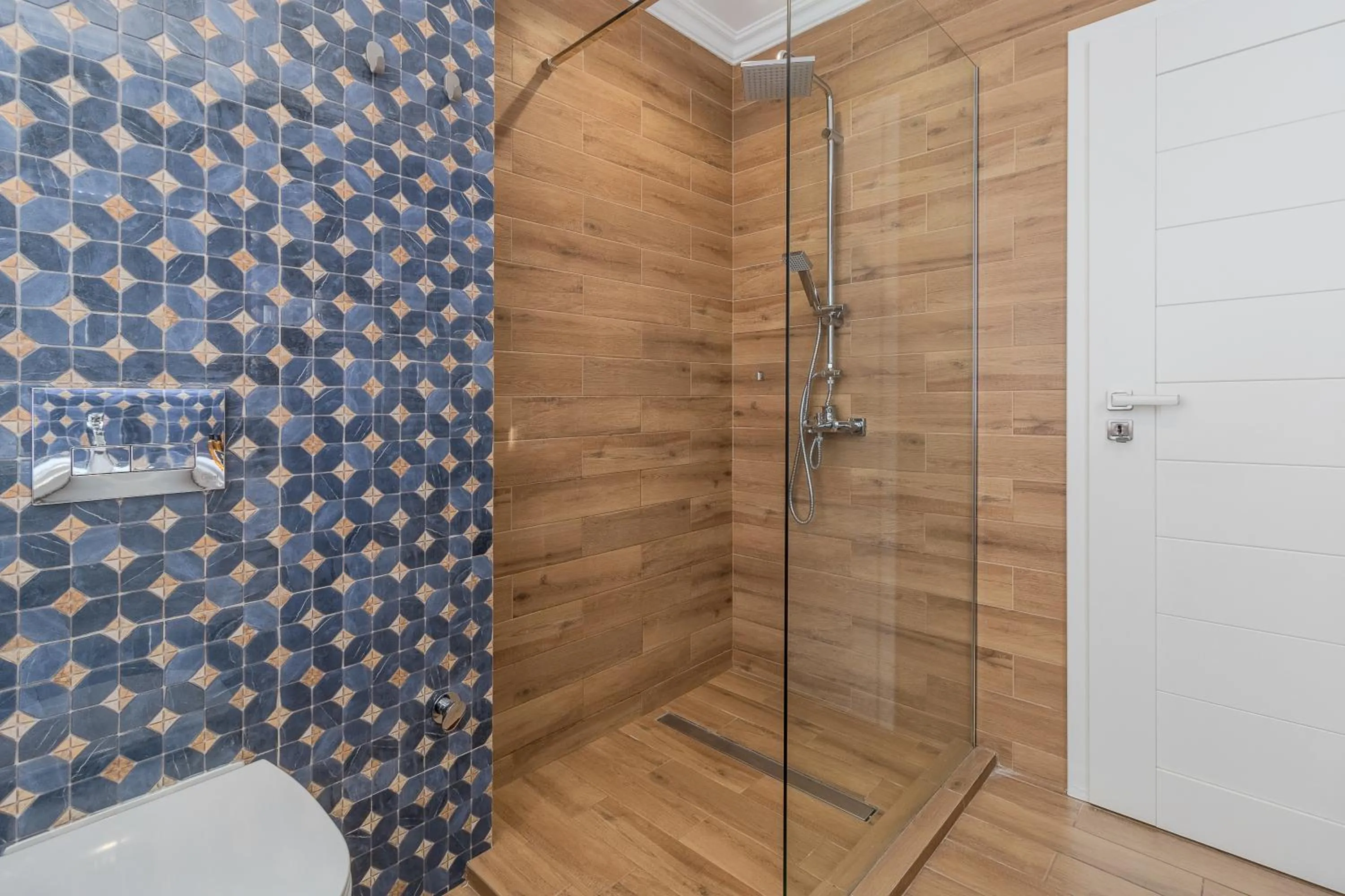 Shower in Dozsa Residence