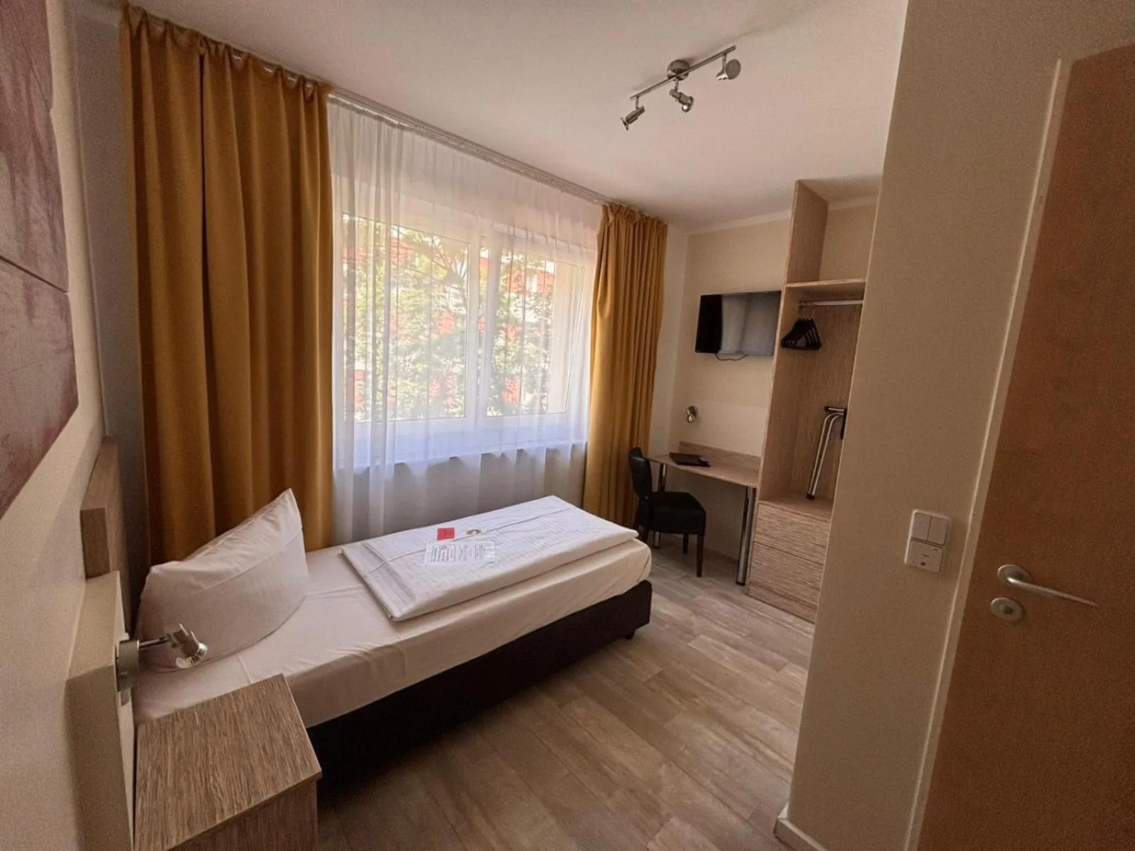 Photo of the whole room, Bed in Hotel Kiez Pension Berlin