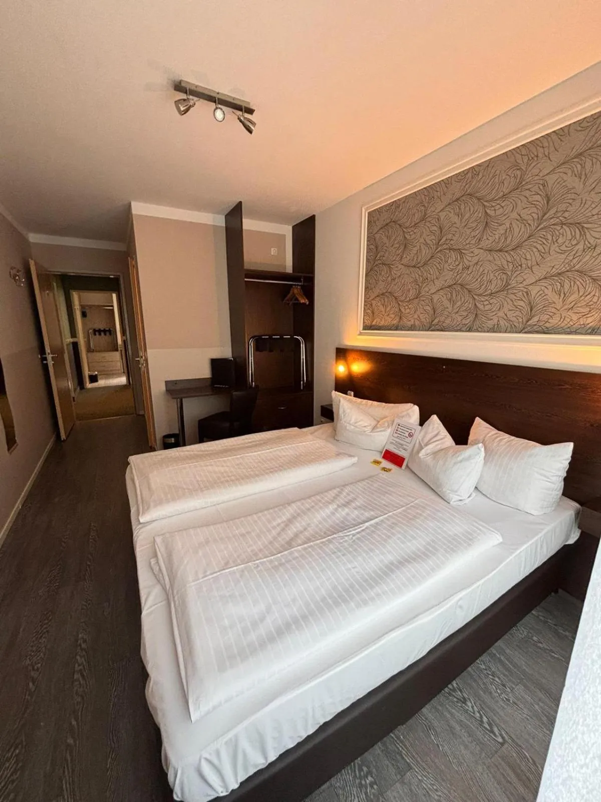 Photo of the whole room, Bed in Hotel Kiez Pension Berlin