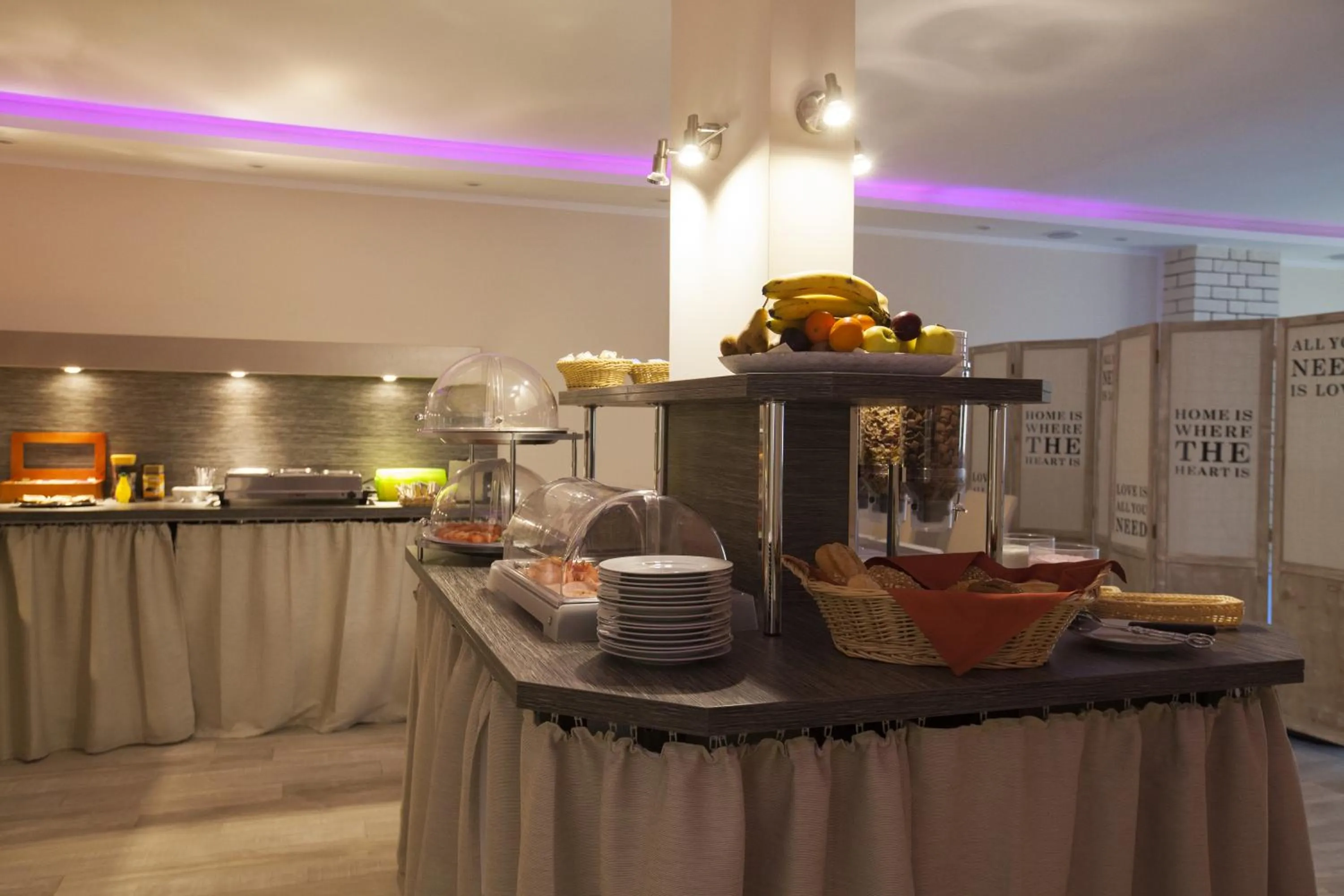 Restaurant/places to eat in Hotel Kiez Pension Berlin